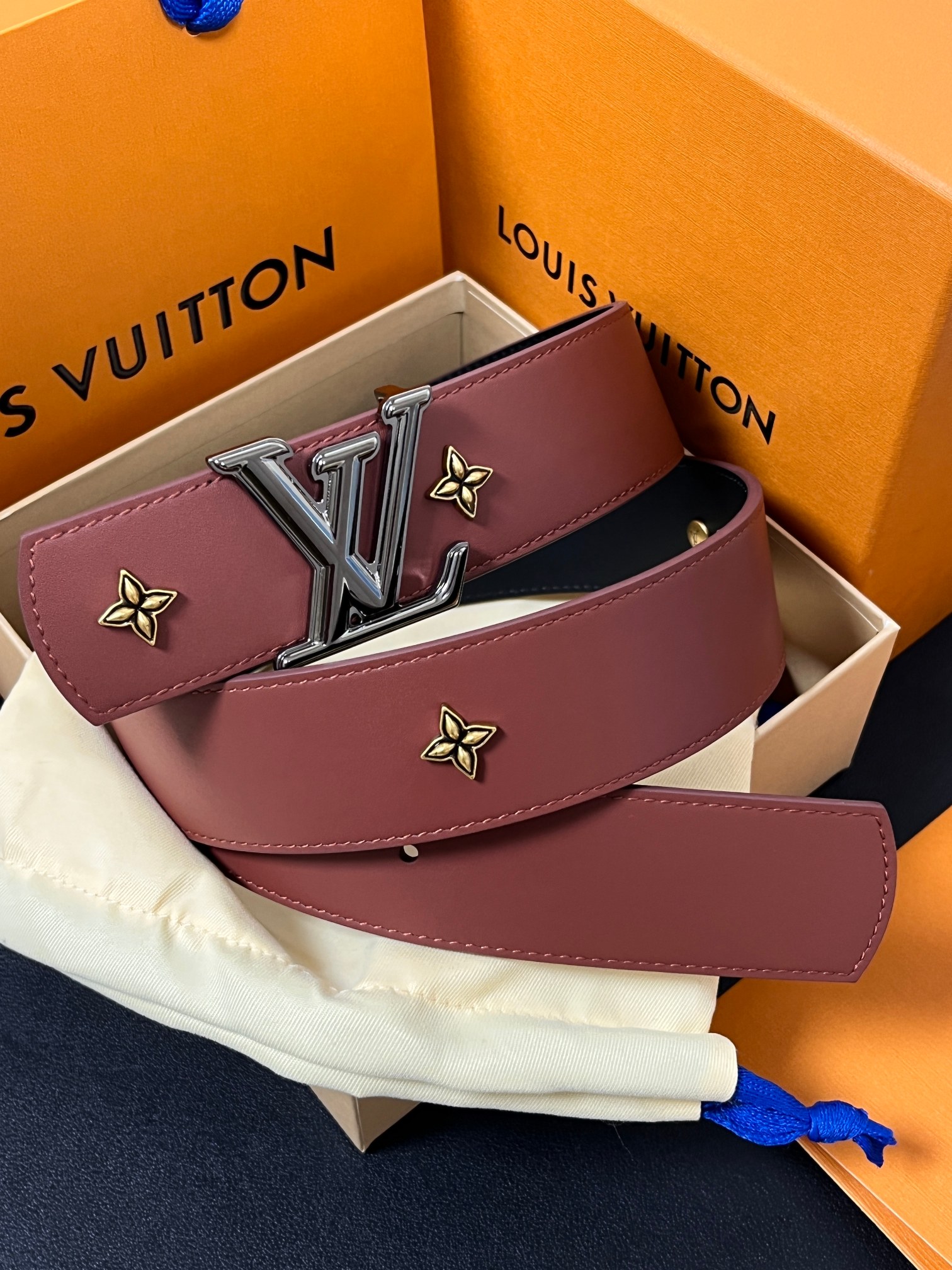 当季新款本款 LV Dimension Drift Flower Studs 40 毫米双面腰带格外吸睛