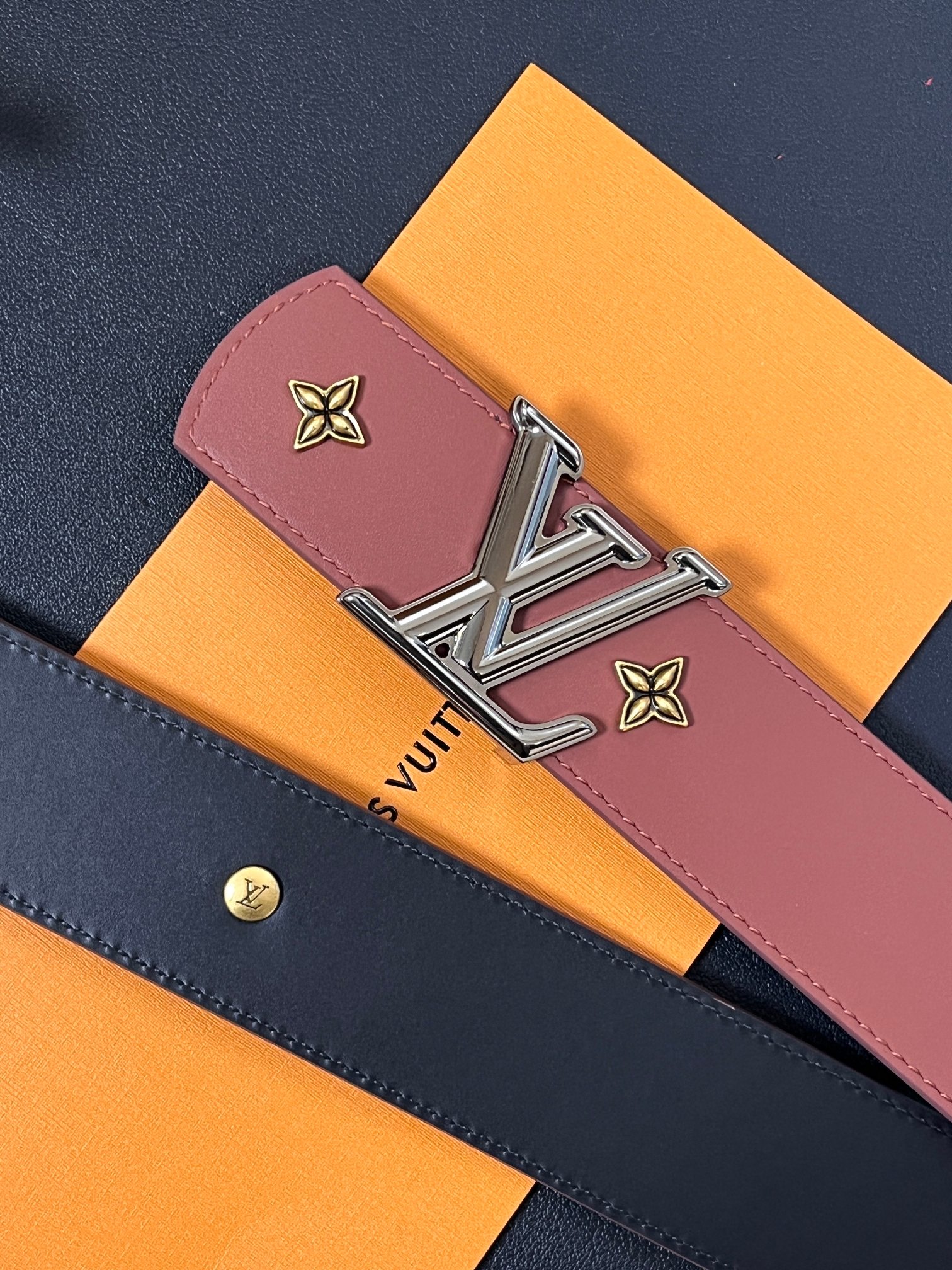 当季新款本款 LV Dimension Drift Flower Studs 40 毫米双面腰带格外吸睛