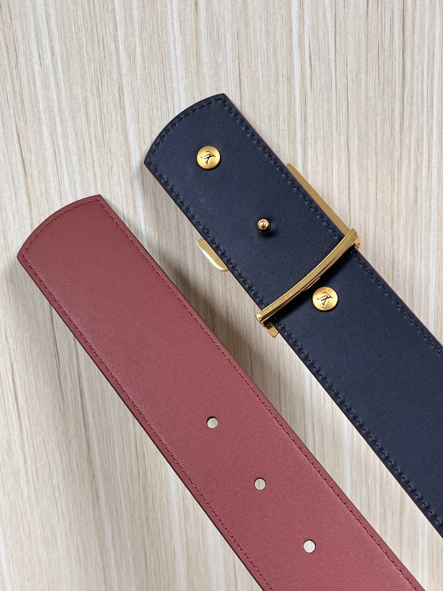 当季新款本款 LV Dimension Drift Flower Studs 40 毫米双面腰带格外吸睛