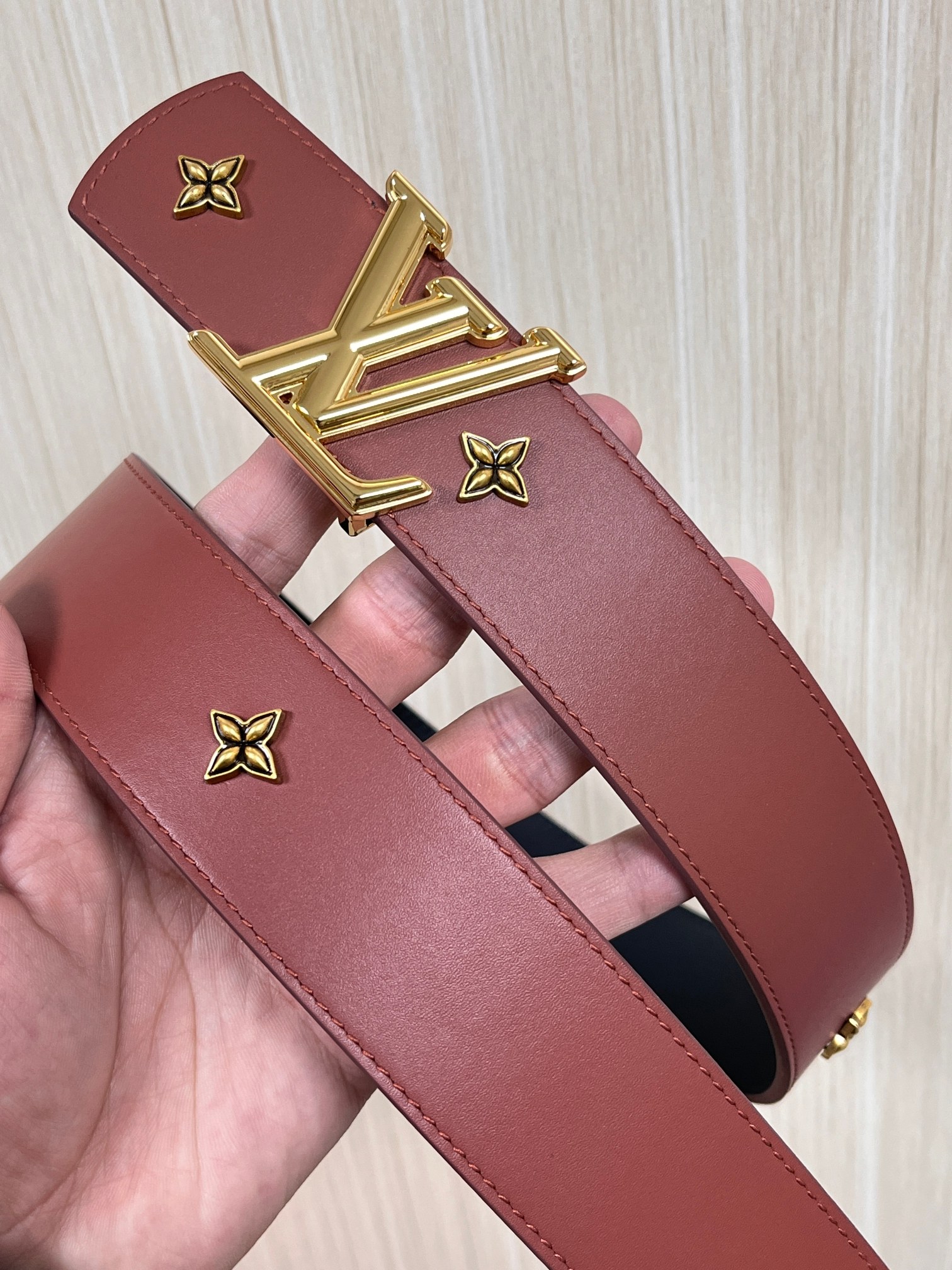 当季新款本款 LV Dimension Drift Flower Studs 40 毫米双面腰带格外吸睛