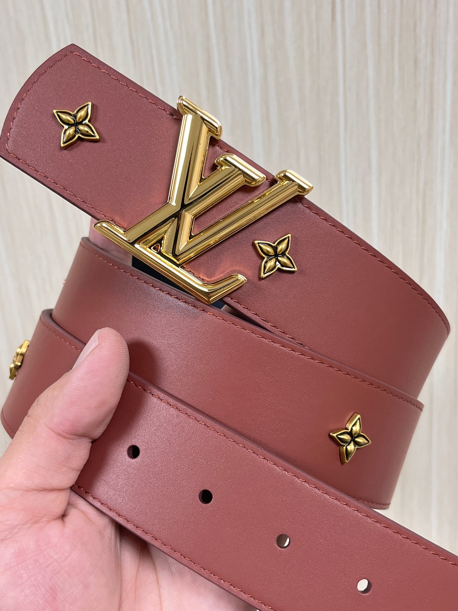 当季新款本款 LV Dimension Drift Flower Studs 40 毫米双面腰带格外吸睛