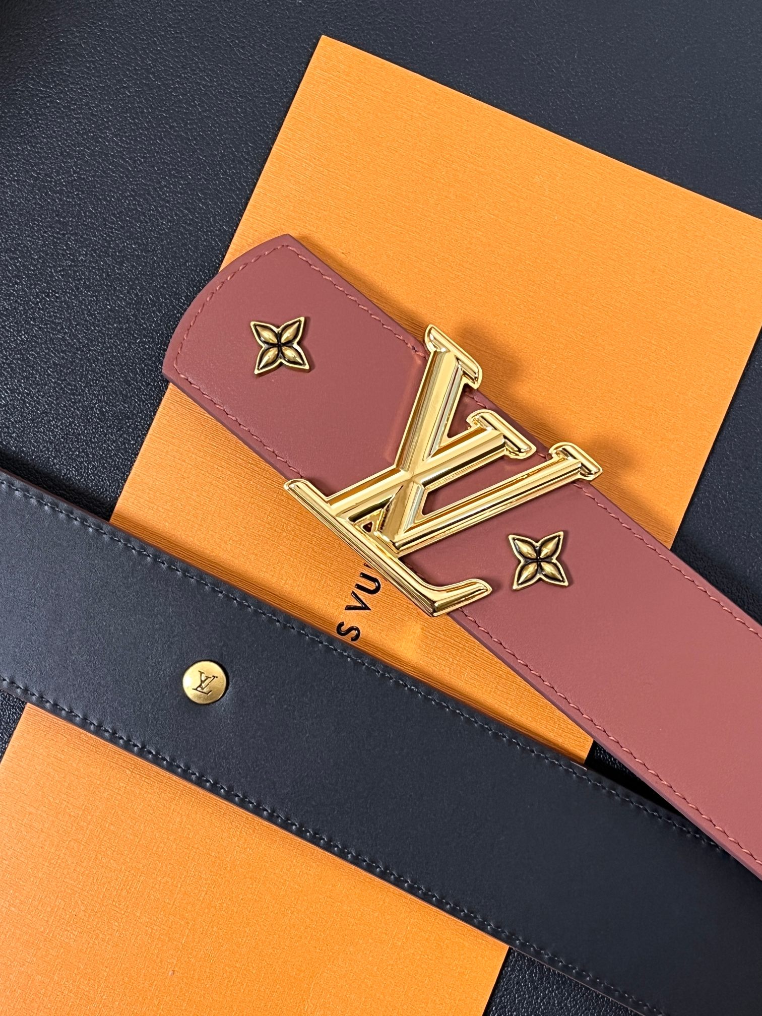 当季新款本款 LV Dimension Drift Flower Studs 40 毫米双面腰带格外吸睛