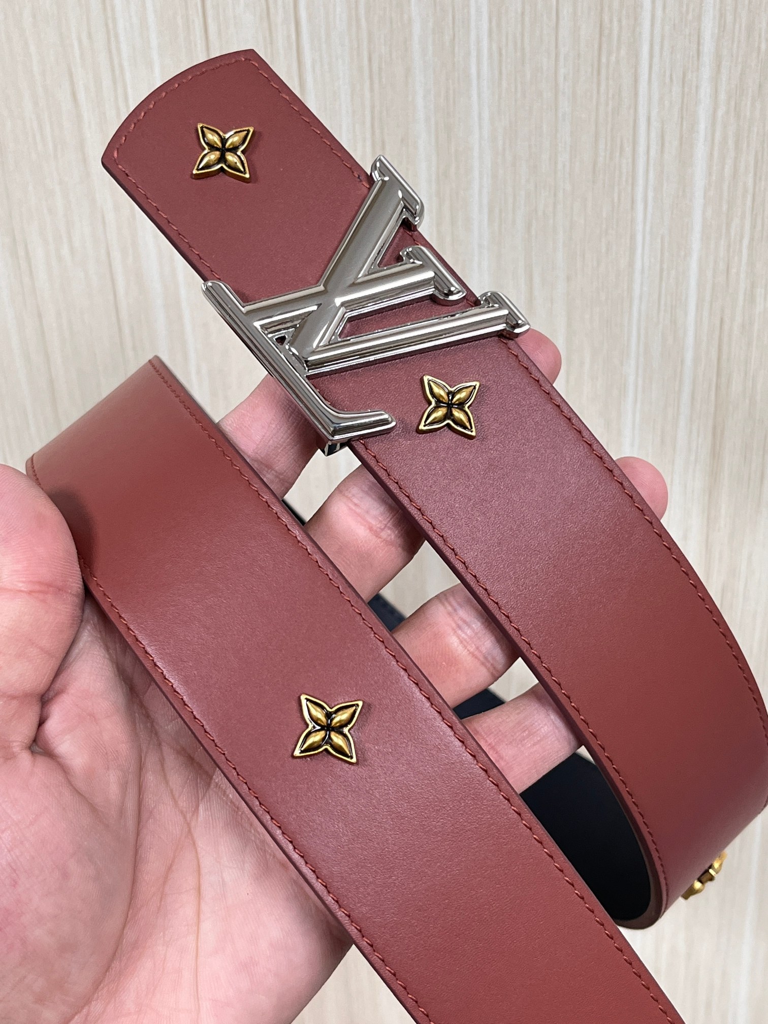 当季新款本款 LV Dimension Drift Flower Studs 40 毫米双面腰带格外吸睛