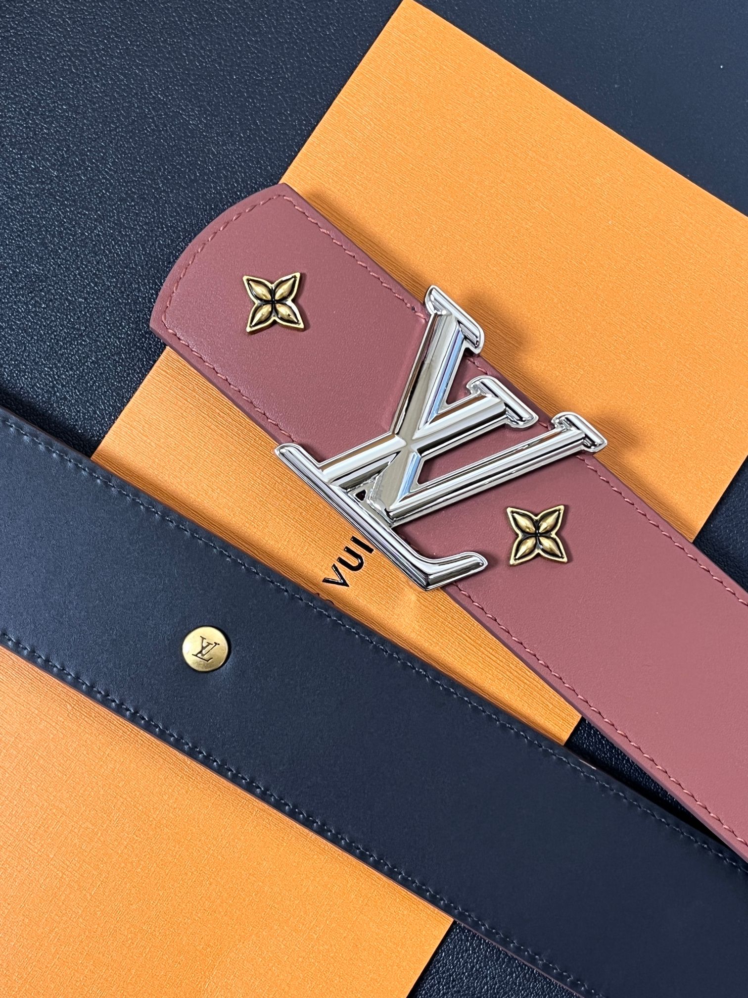 当季新款本款 LV Dimension Drift Flower Studs 40 毫米双面腰带格外吸睛