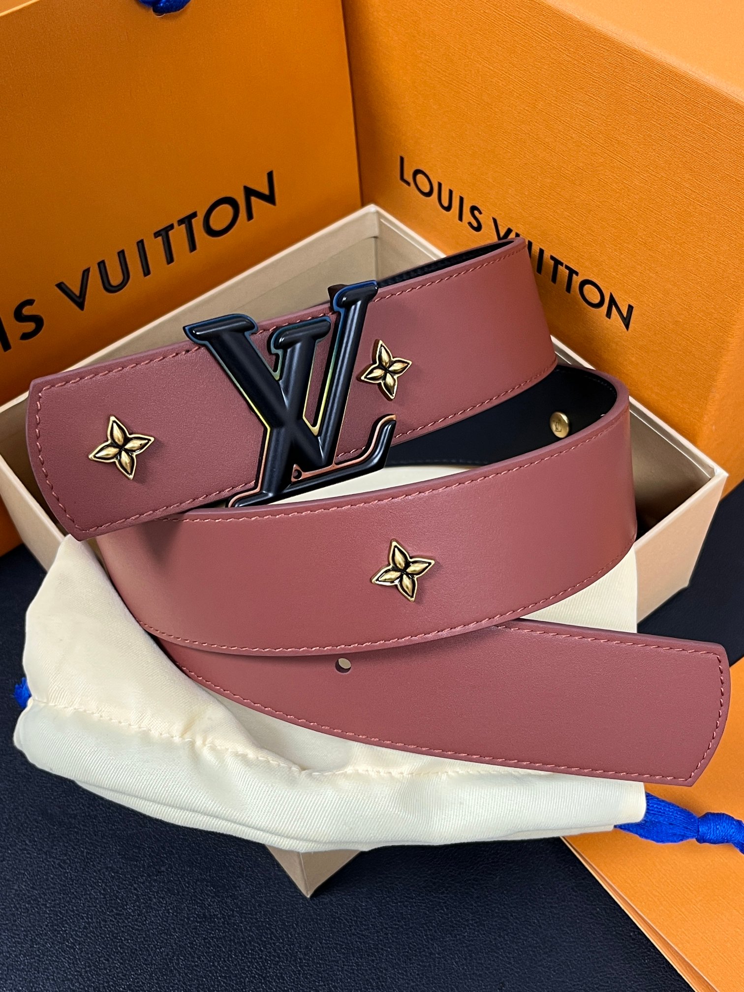 当季新款本款 LV Dimension Drift Flower Studs 40 毫米双面腰带格外吸睛