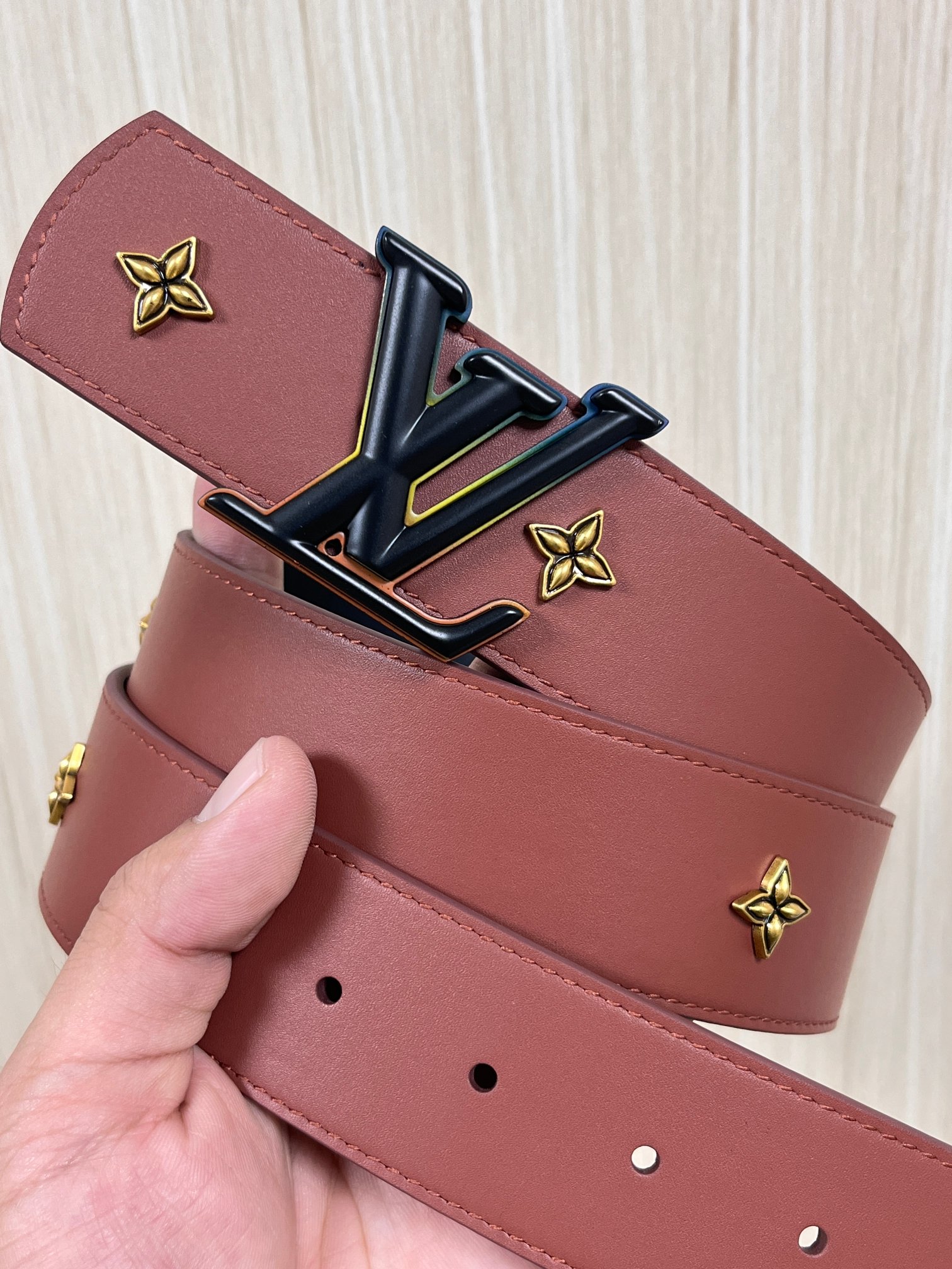 当季新款本款 LV Dimension Drift Flower Studs 40 毫米双面腰带格外吸睛