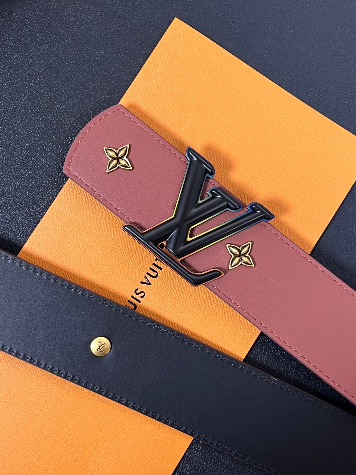 当季新款本款 LV Dimension Drift Flower Studs 40 毫米双面腰带格外吸睛