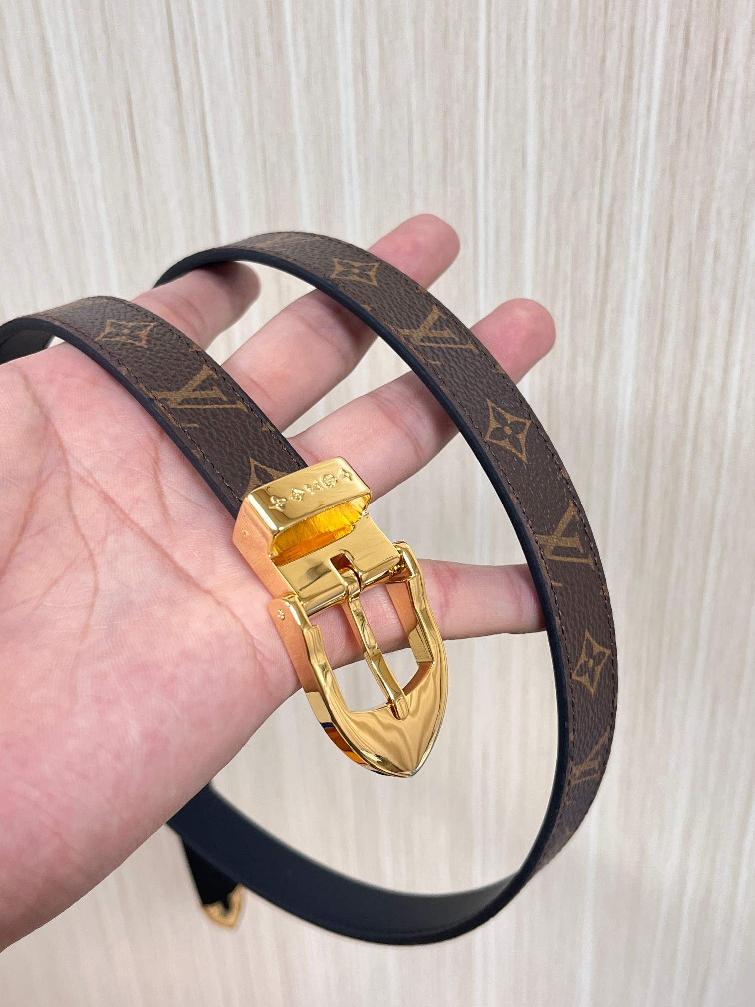 当季新款， 腰带拥有纤细皮革带，为考究针式搭扣镂刻 5 Elements 标识。尖形末端廓形勾勒 Mon