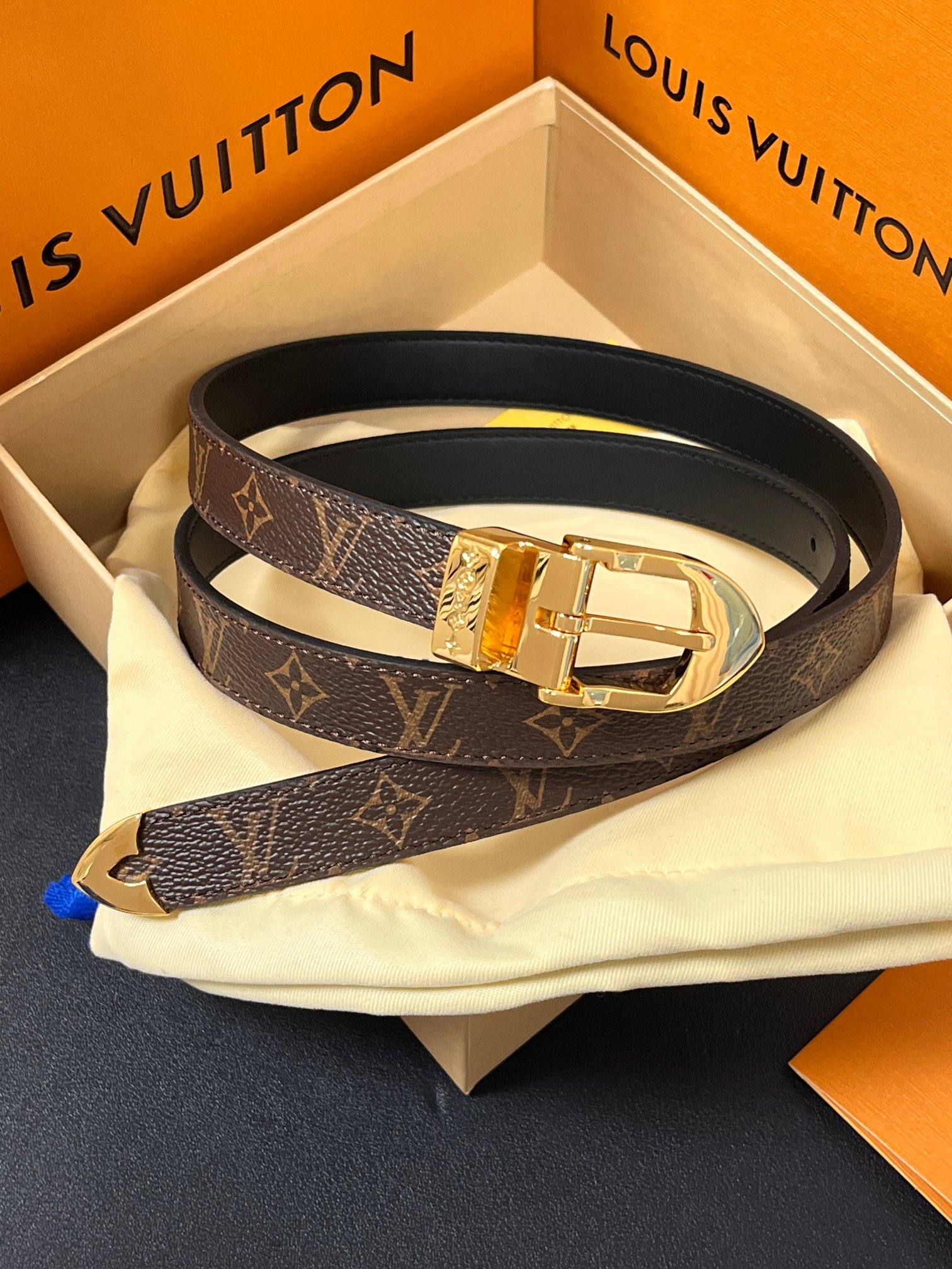 当季新款， 腰带拥有纤细皮革带，为考究针式搭扣镂刻 5 Elements 标识。尖形末端廓形勾勒 Mon