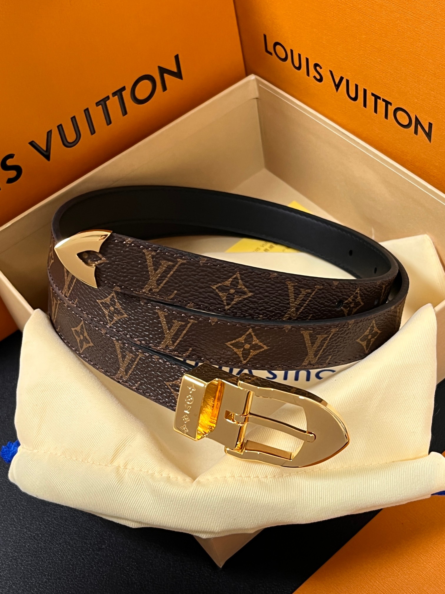 当季新款， 腰带拥有纤细皮革带，为考究针式搭扣镂刻 5 Elements 标识。尖形末端廓形勾勒 Mon