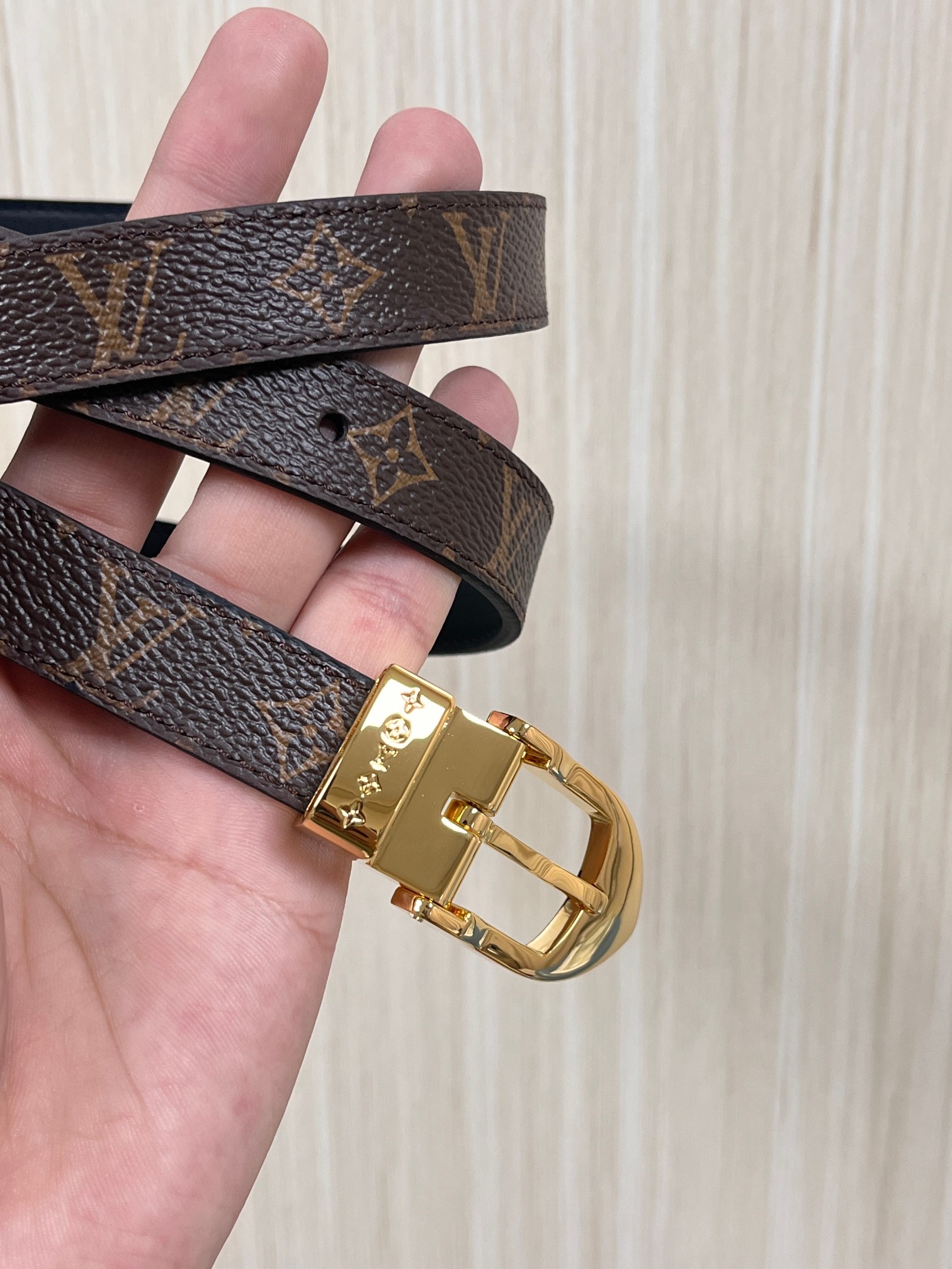 当季新款， 腰带拥有纤细皮革带，为考究针式搭扣镂刻 5 Elements 标识。尖形末端廓形勾勒 Mon