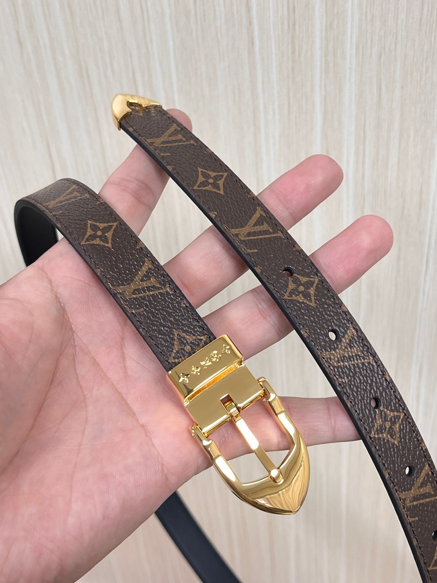 当季新款， 腰带拥有纤细皮革带，为考究针式搭扣镂刻 5 Elements 标识。尖形末端廓形勾勒 Mon