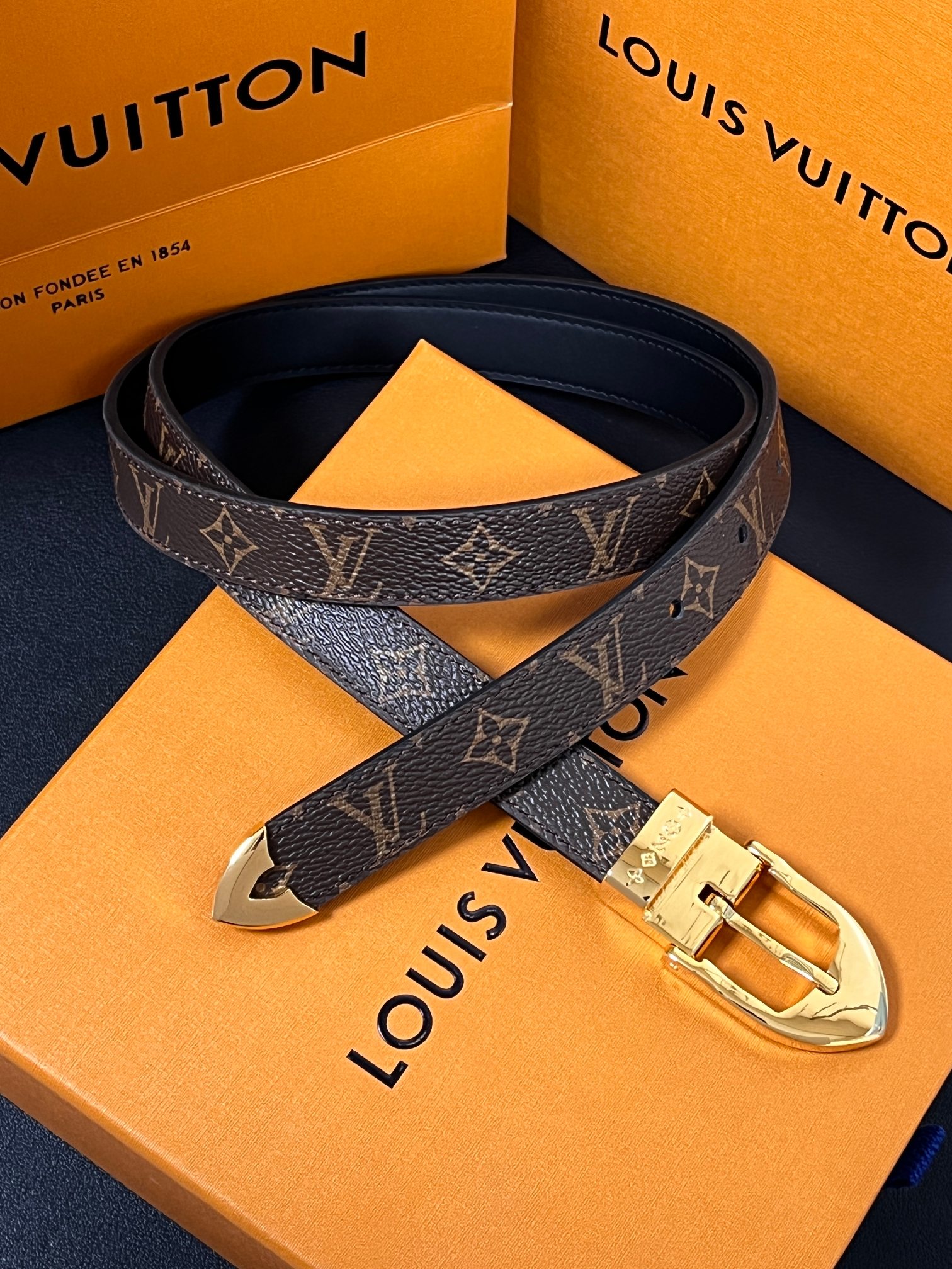 当季新款， 腰带拥有纤细皮革带，为考究针式搭扣镂刻 5 Elements 标识。尖形末端廓形勾勒 Mon