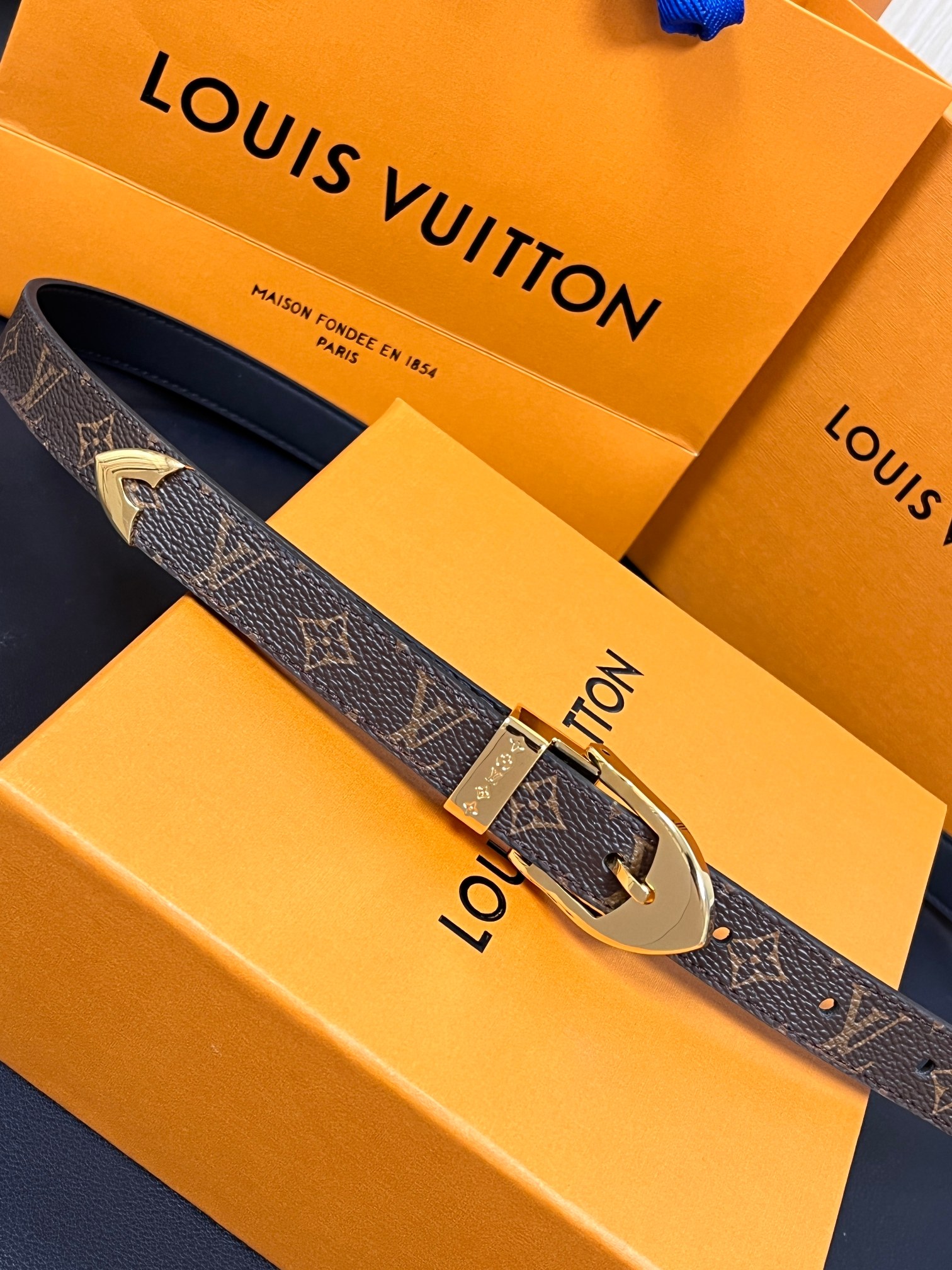 当季新款， 腰带拥有纤细皮革带，为考究针式搭扣镂刻 5 Elements 标识。尖形末端廓形勾勒 Mon