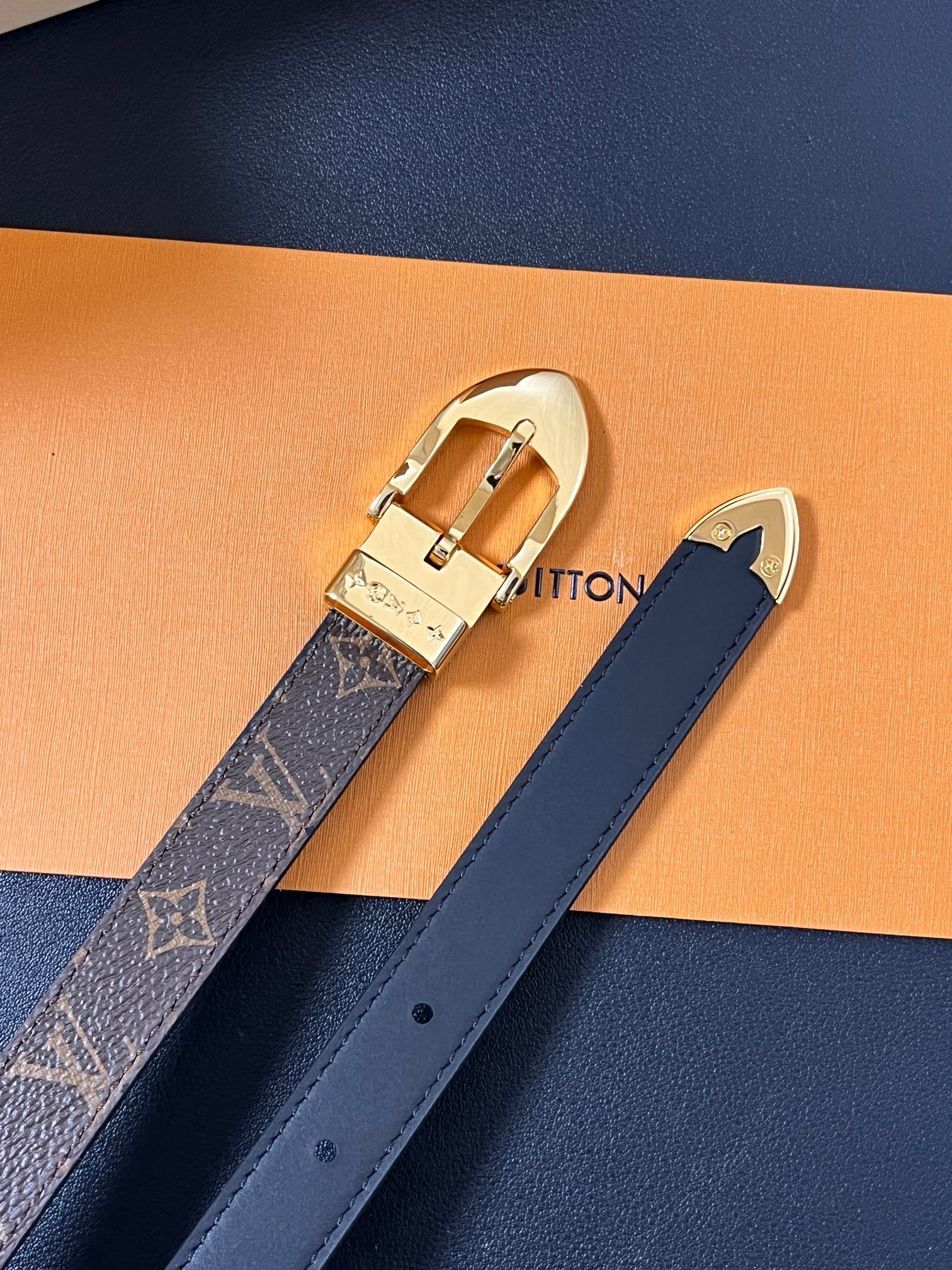 当季新款， 腰带拥有纤细皮革带，为考究针式搭扣镂刻 5 Elements 标识。尖形末端廓形勾勒 Mon