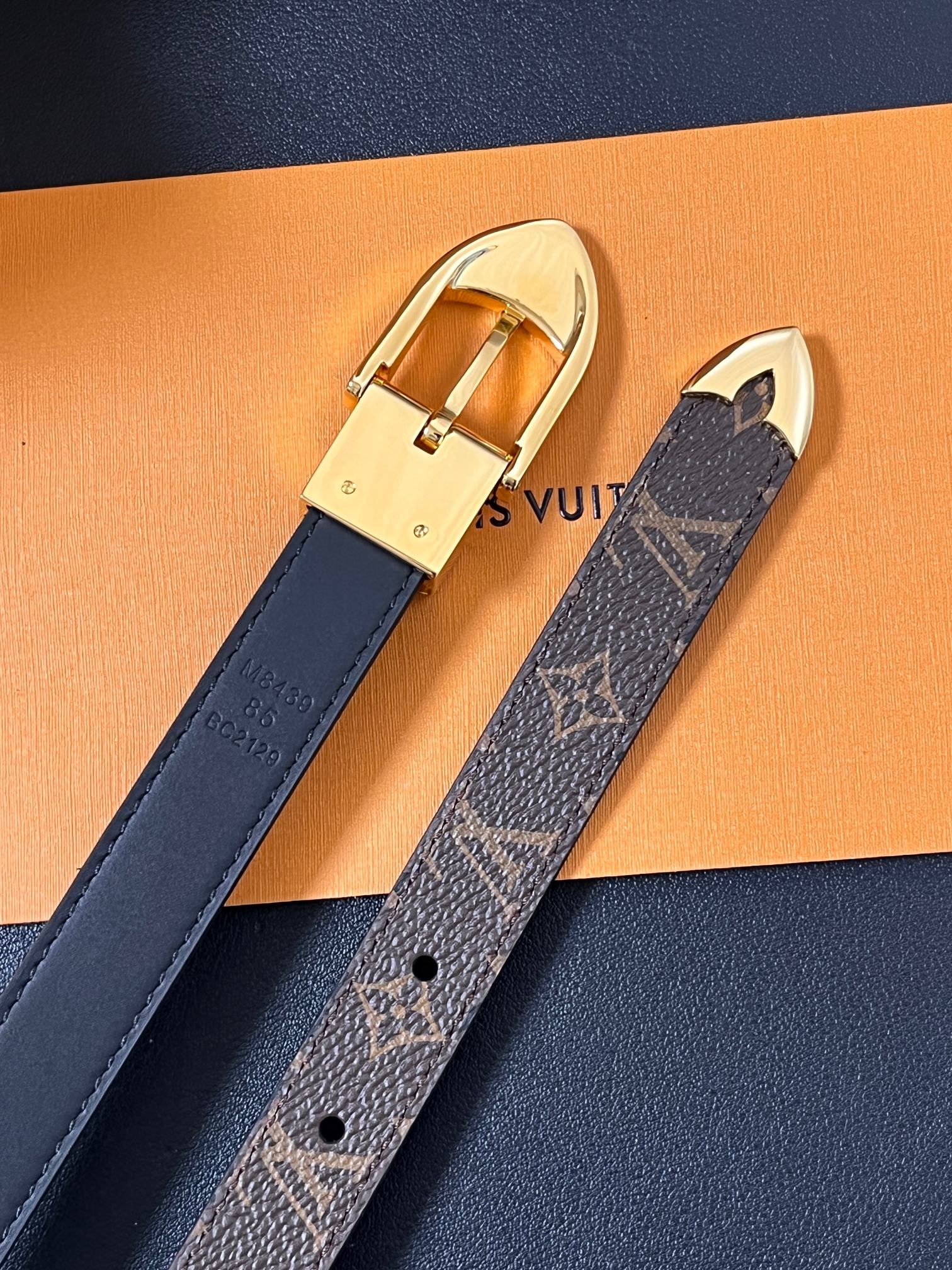 当季新款， 腰带拥有纤细皮革带，为考究针式搭扣镂刻 5 Elements 标识。尖形末端廓形勾勒 Mon