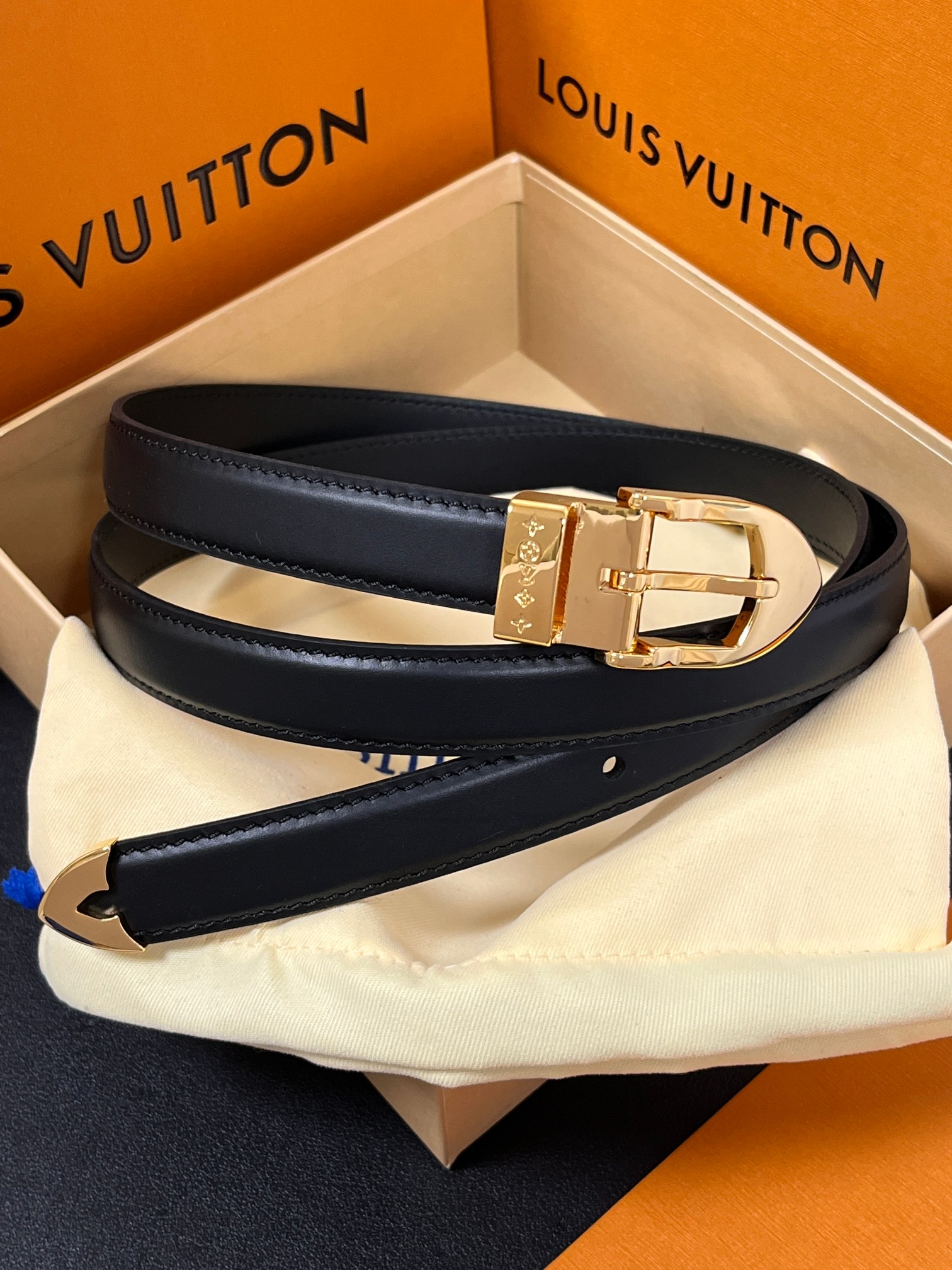 当季新款， 腰带拥有纤细皮革带，为考究针式搭扣镂刻 5 Elements 标识。尖形末端廓形勾勒 Mon