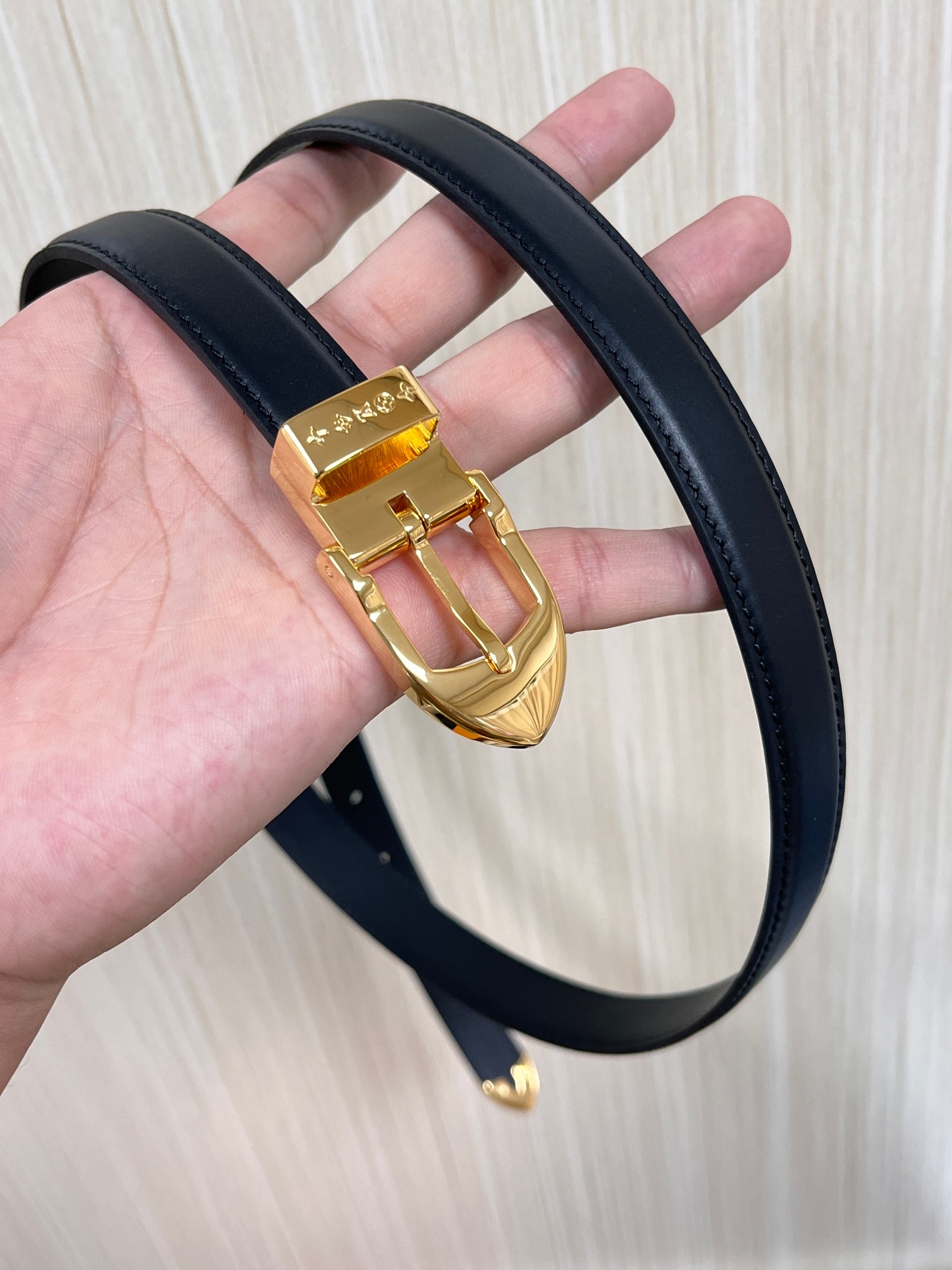 当季新款， 腰带拥有纤细皮革带，为考究针式搭扣镂刻 5 Elements 标识。尖形末端廓形勾勒 Mon