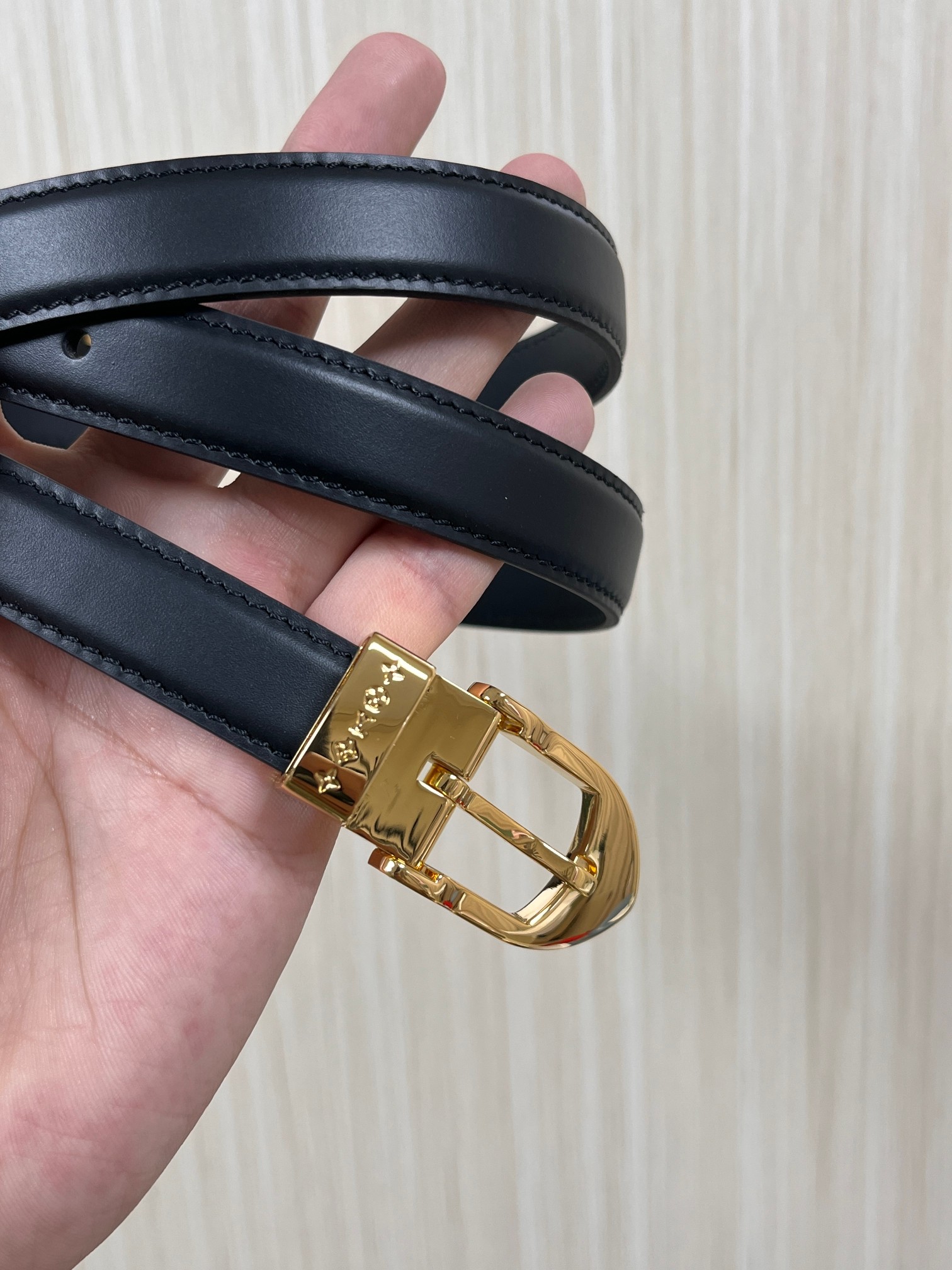 当季新款， 腰带拥有纤细皮革带，为考究针式搭扣镂刻 5 Elements 标识。尖形末端廓形勾勒 Mon