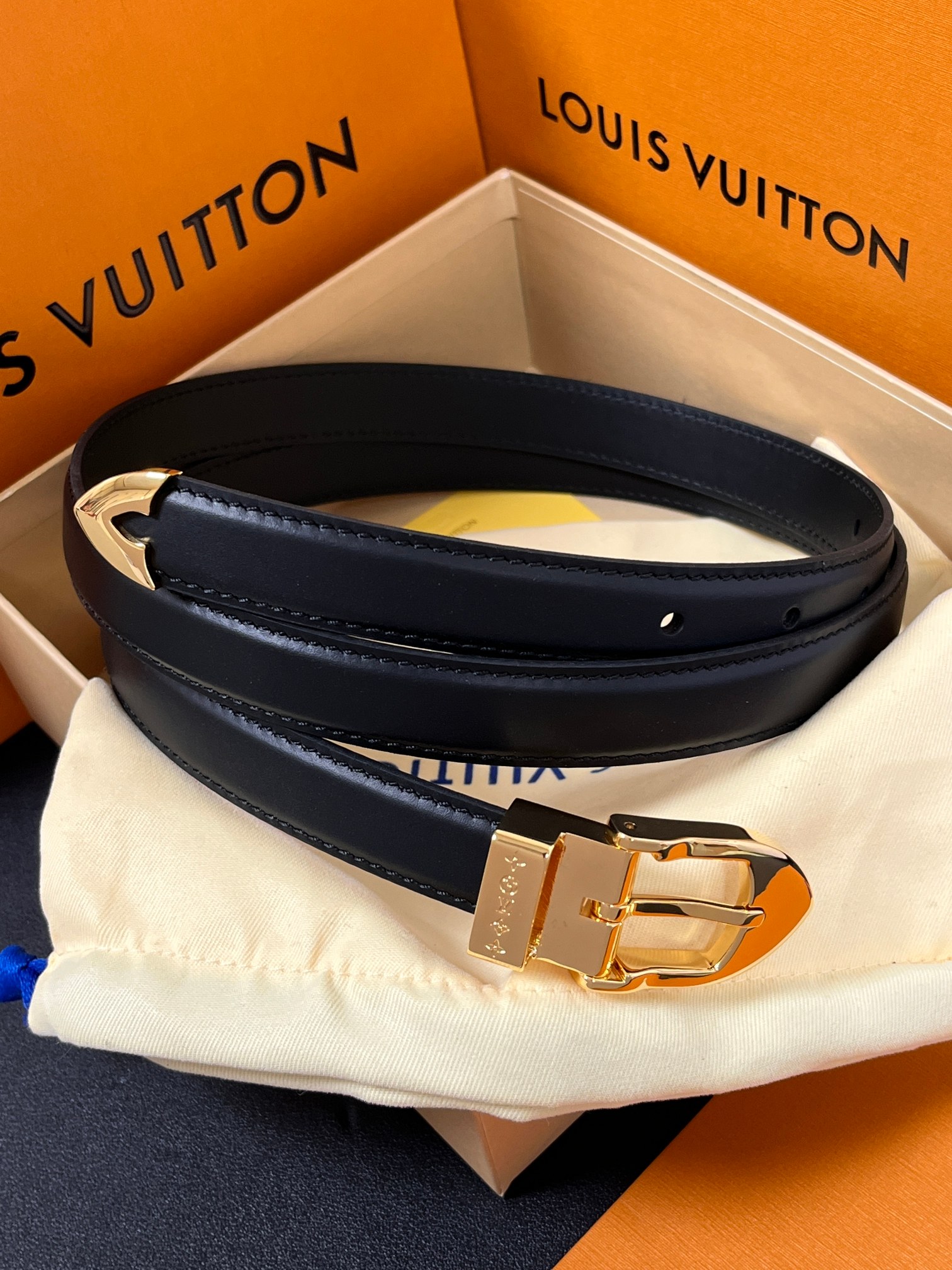 当季新款， 腰带拥有纤细皮革带，为考究针式搭扣镂刻 5 Elements 标识。尖形末端廓形勾勒 Mon