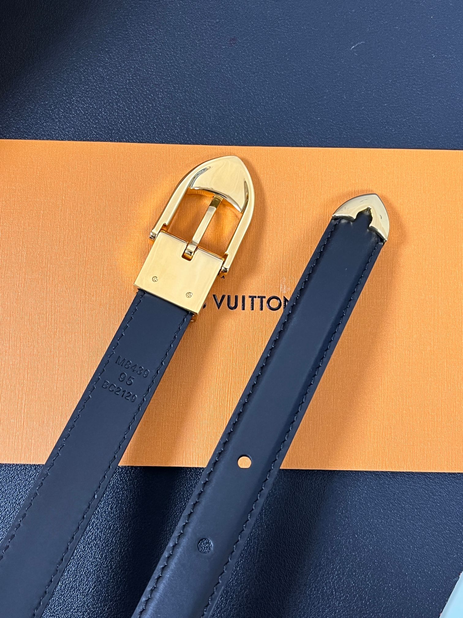 当季新款， 腰带拥有纤细皮革带，为考究针式搭扣镂刻 5 Elements 标识。尖形末端廓形勾勒 Mon