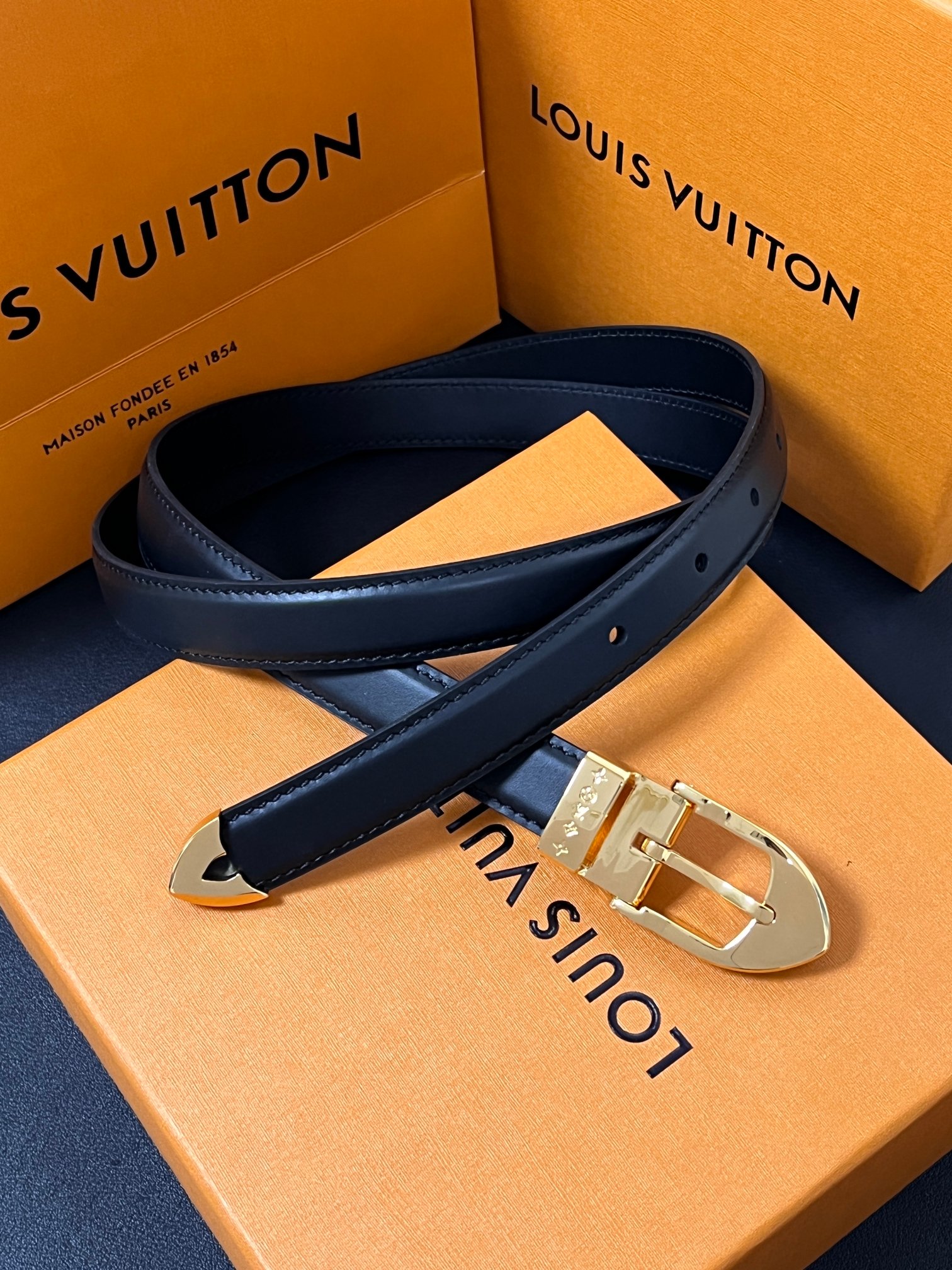 当季新款， 腰带拥有纤细皮革带，为考究针式搭扣镂刻 5 Elements 标识。尖形末端廓形勾勒 Mon