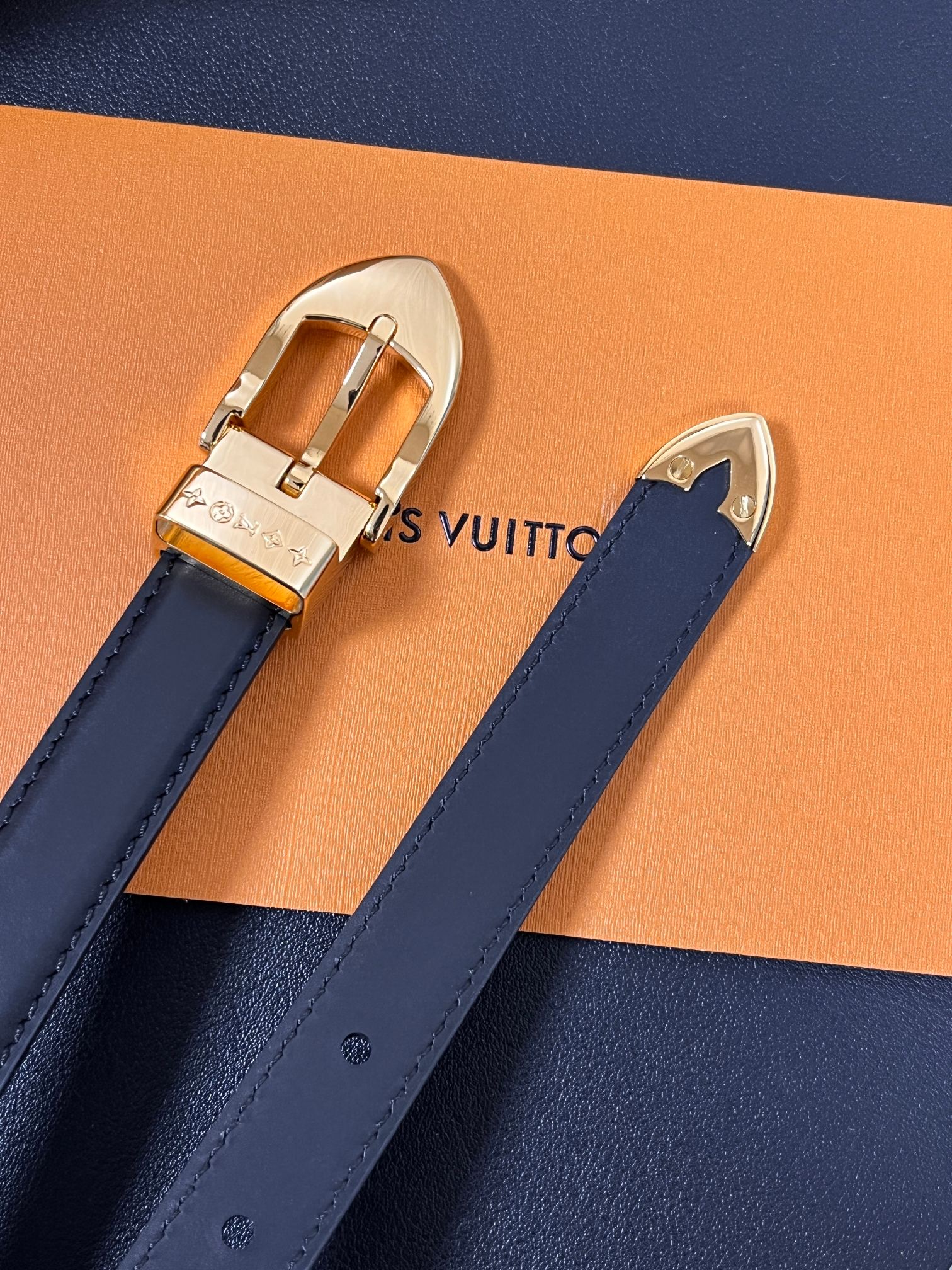 当季新款， 腰带拥有纤细皮革带，为考究针式搭扣镂刻 5 Elements 标识。尖形末端廓形勾勒 Mon