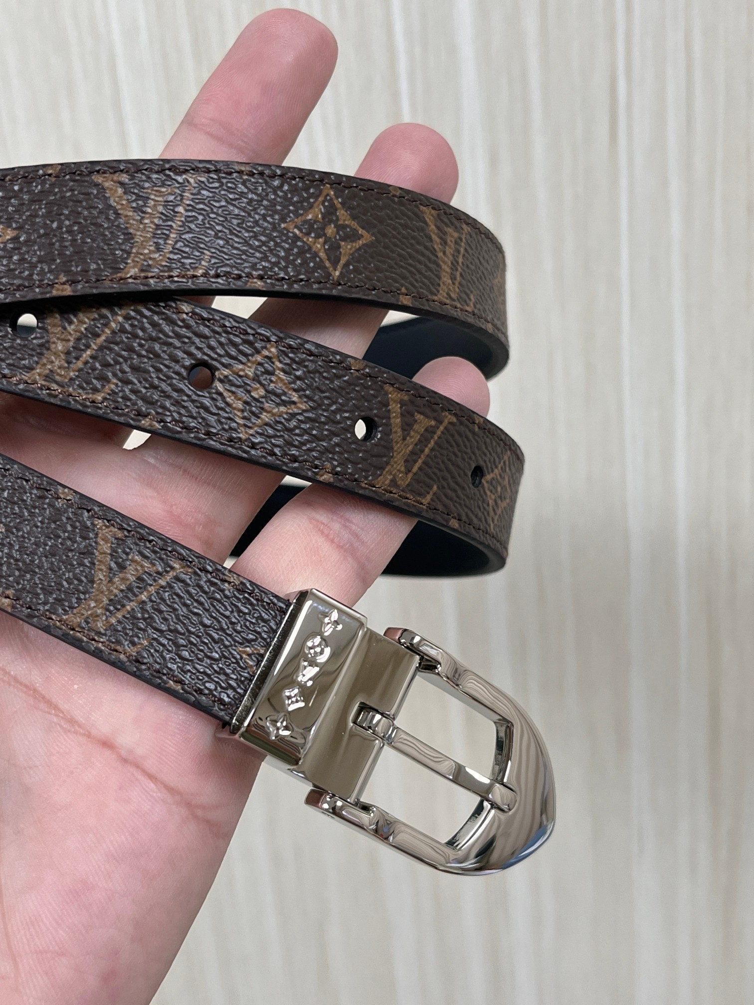 当季新款， 腰带拥有纤细皮革带，为考究针式搭扣镂刻 5 Elements 标识。尖形末端廓形勾勒 Mon