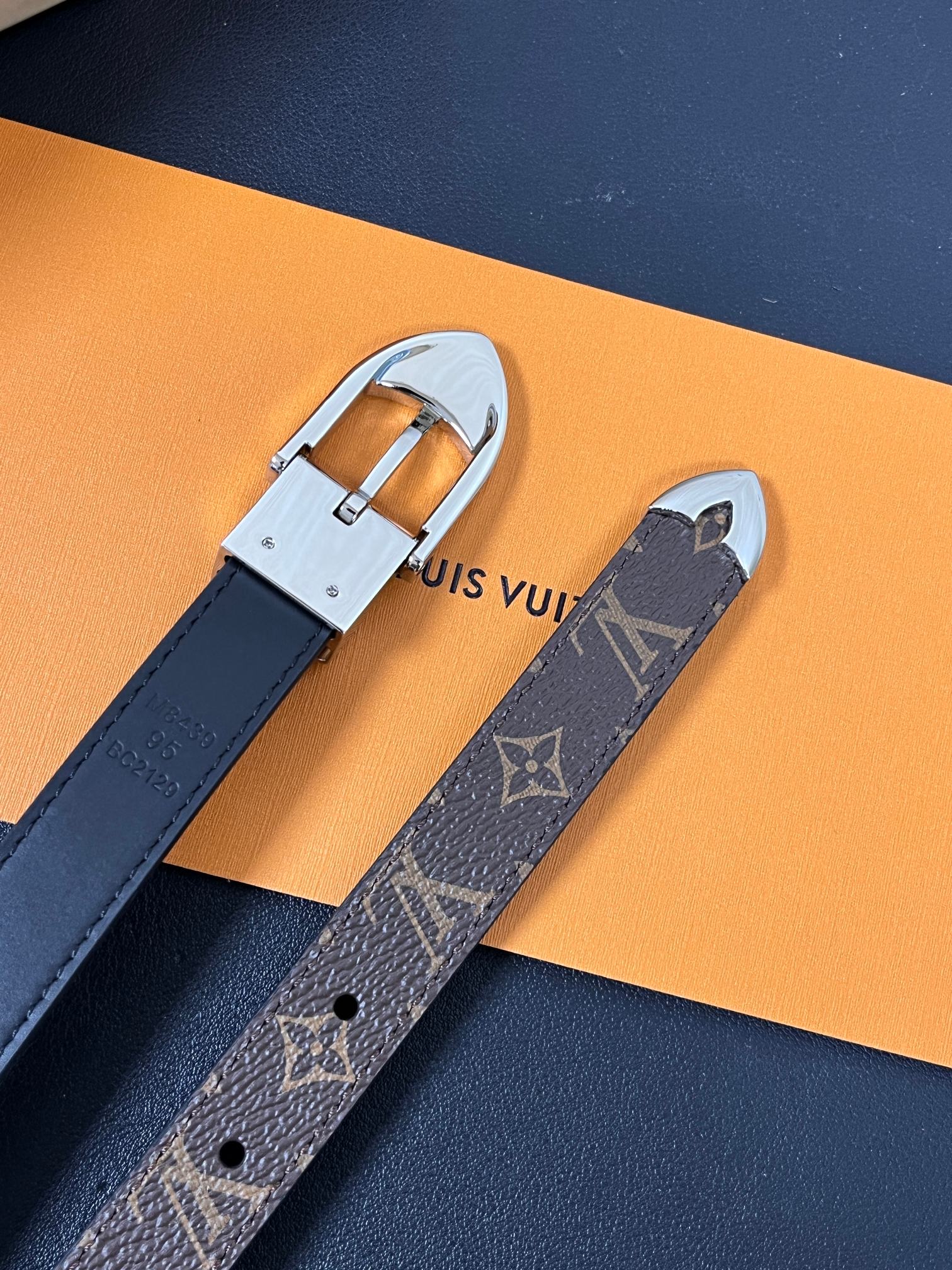 当季新款， 腰带拥有纤细皮革带，为考究针式搭扣镂刻 5 Elements 标识。尖形末端廓形勾勒 Mon