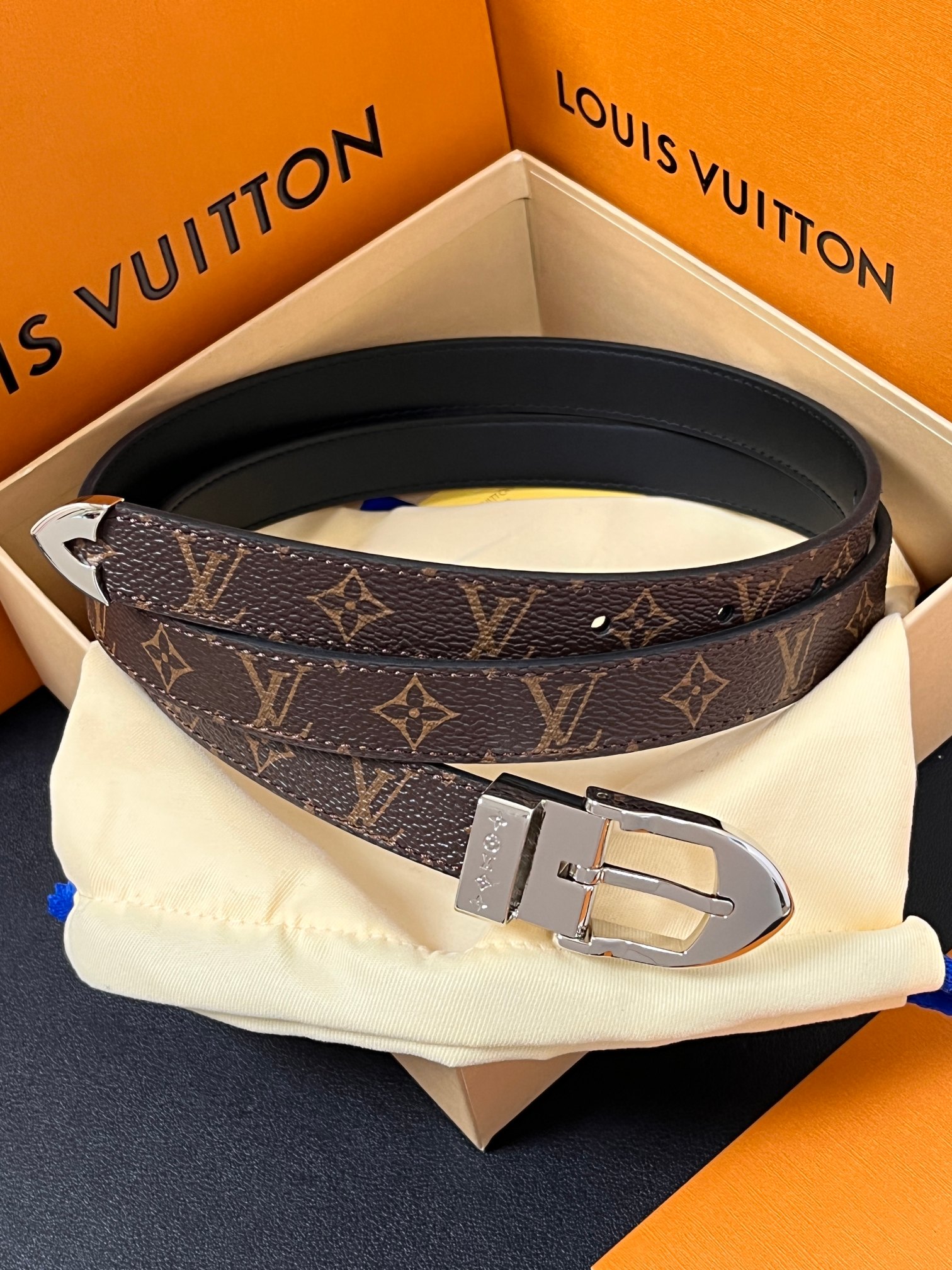 当季新款， 腰带拥有纤细皮革带，为考究针式搭扣镂刻 5 Elements 标识。尖形末端廓形勾勒 Mon