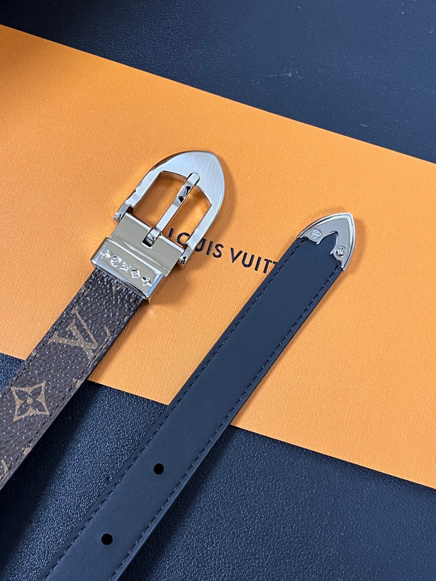 当季新款， 腰带拥有纤细皮革带，为考究针式搭扣镂刻 5 Elements 标识。尖形末端廓形勾勒 Mon