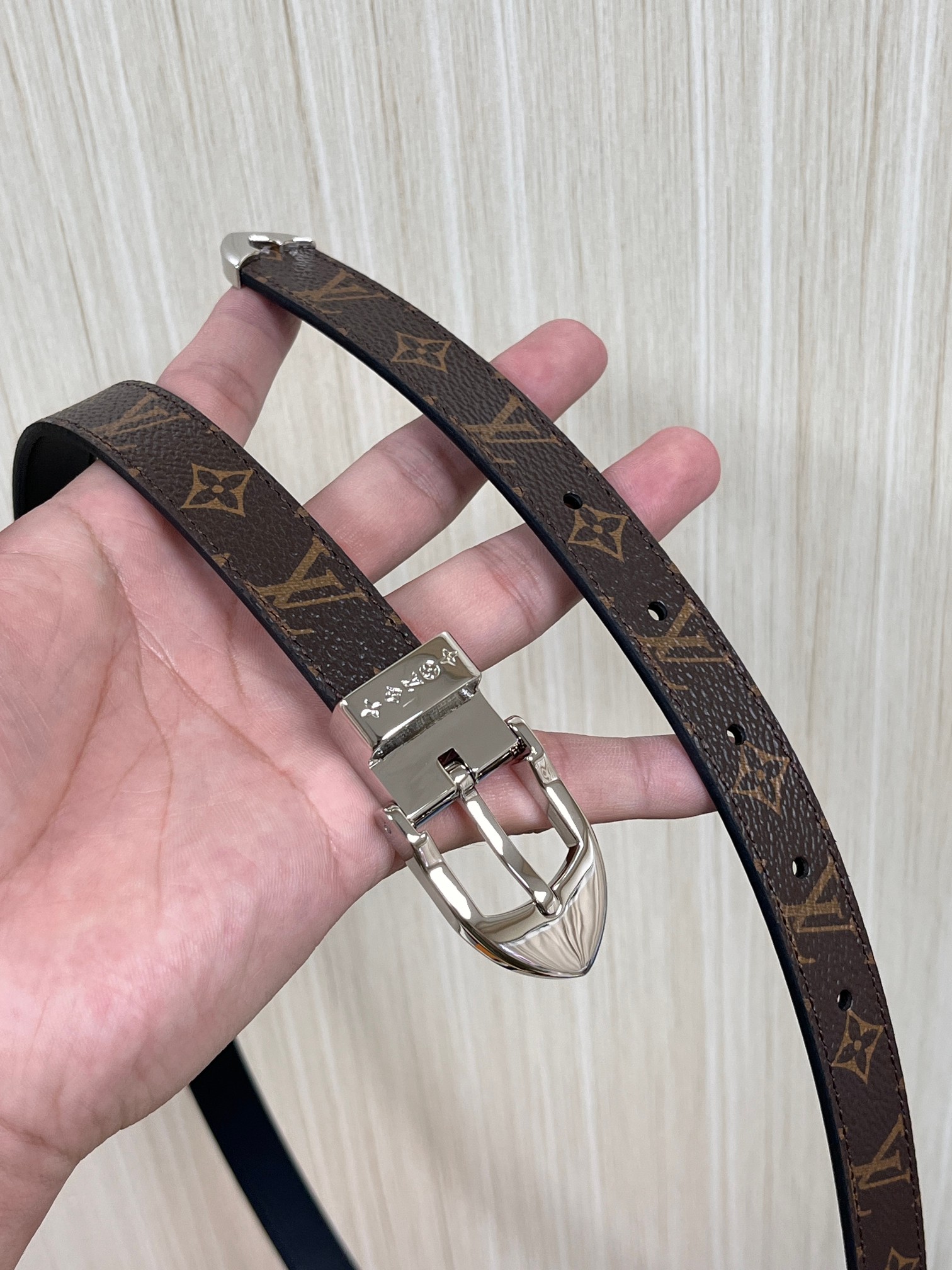 当季新款， 腰带拥有纤细皮革带，为考究针式搭扣镂刻 5 Elements 标识。尖形末端廓形勾勒 Mon