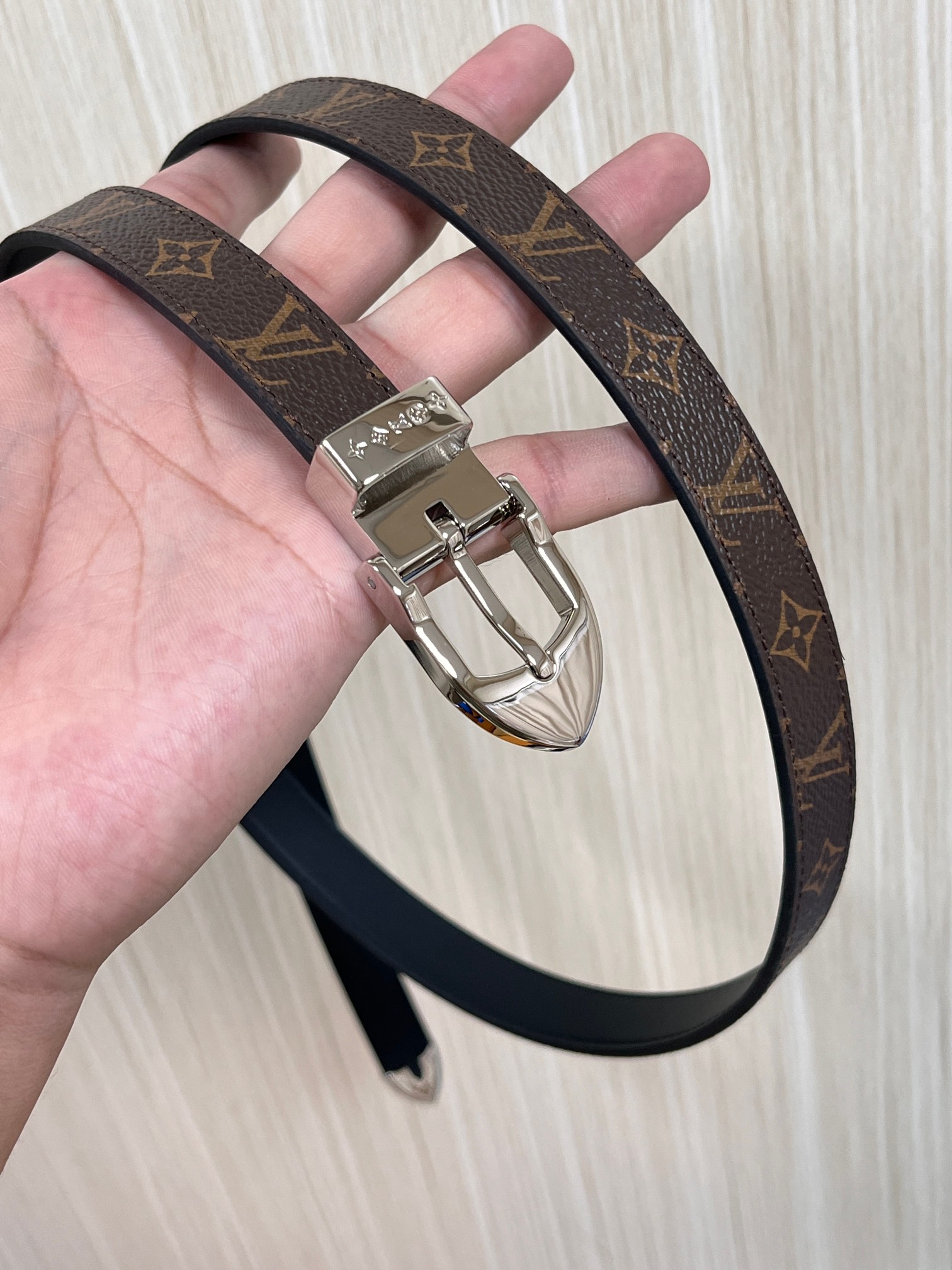 当季新款， 腰带拥有纤细皮革带，为考究针式搭扣镂刻 5 Elements 标识。尖形末端廓形勾勒 Mon