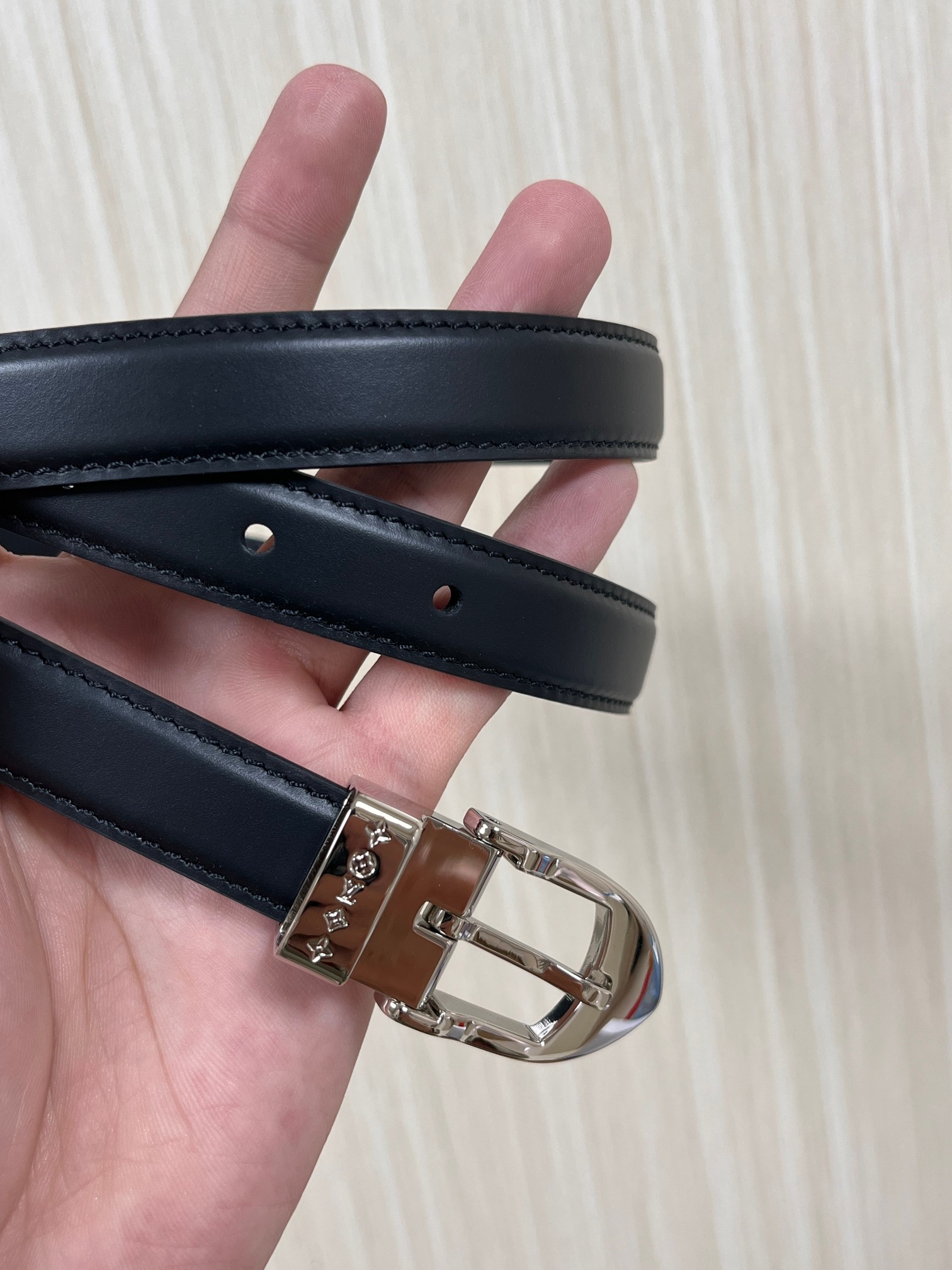 当季新款， 腰带拥有纤细皮革带，为考究针式搭扣镂刻 5 Elements 标识。尖形末端廓形勾勒 Mon