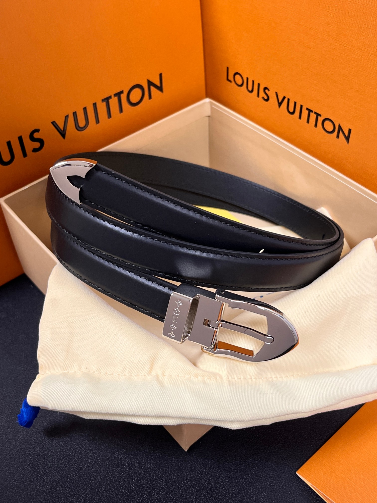 当季新款， 腰带拥有纤细皮革带，为考究针式搭扣镂刻 5 Elements 标识。尖形末端廓形勾勒 Mon