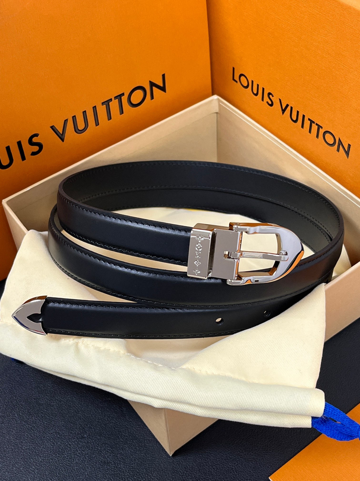 当季新款， 腰带拥有纤细皮革带，为考究针式搭扣镂刻 5 Elements 标识。尖形末端廓形勾勒 Mon