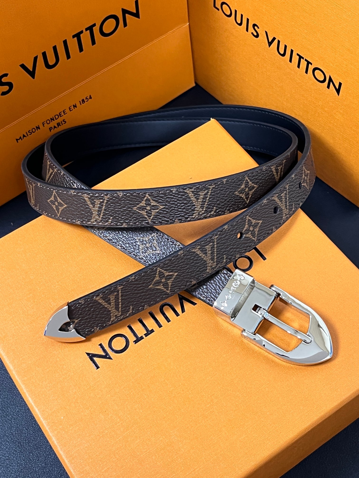 当季新款， 腰带拥有纤细皮革带，为考究针式搭扣镂刻 5 Elements 标识。尖形末端廓形勾勒 Mon