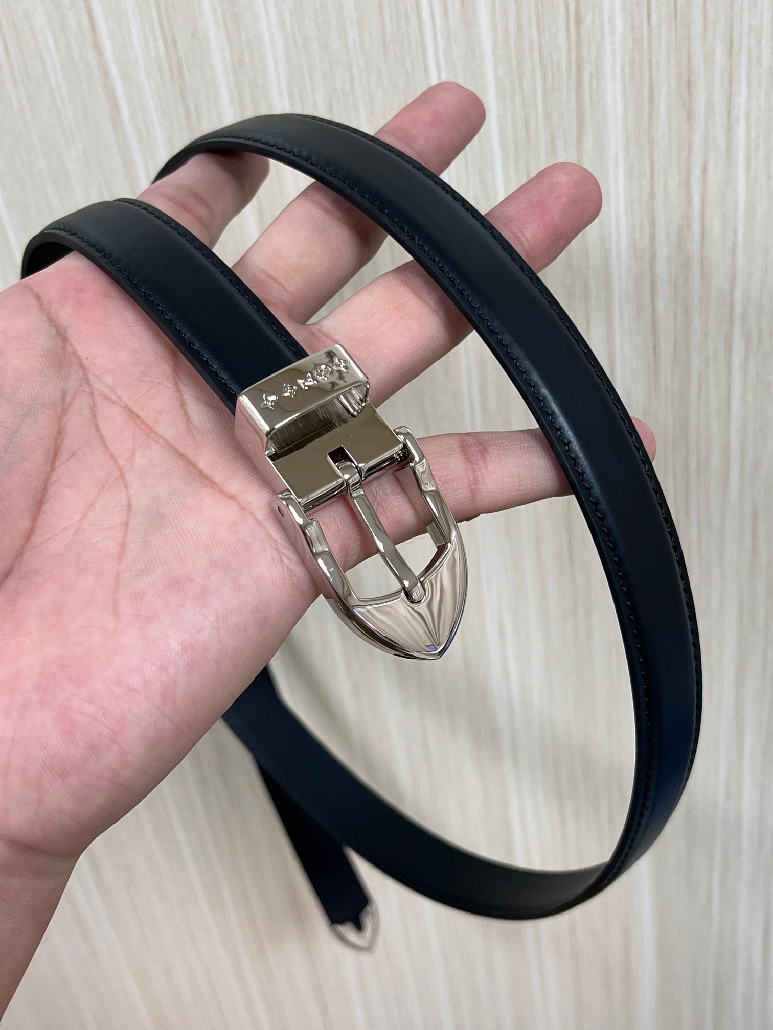 当季新款， 腰带拥有纤细皮革带，为考究针式搭扣镂刻 5 Elements 标识。尖形末端廓形勾勒 Mon