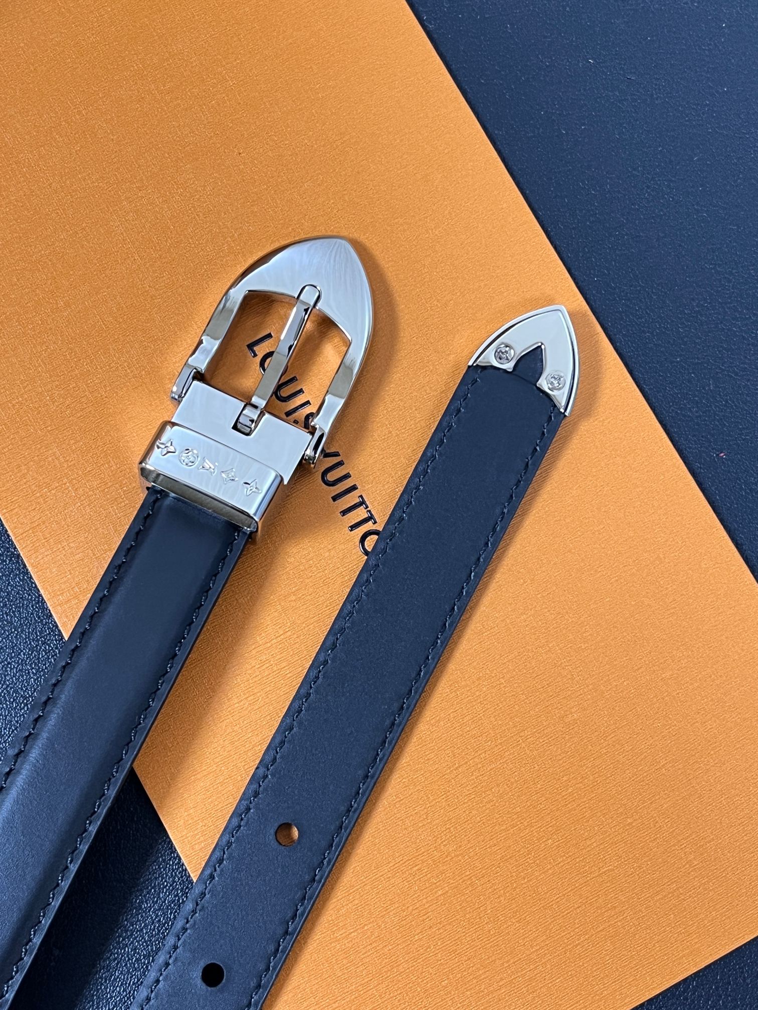 当季新款， 腰带拥有纤细皮革带，为考究针式搭扣镂刻 5 Elements 标识。尖形末端廓形勾勒 Mon