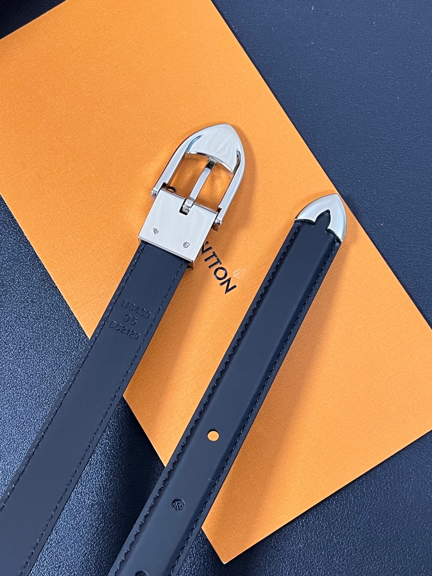 当季新款， 腰带拥有纤细皮革带，为考究针式搭扣镂刻 5 Elements 标识。尖形末端廓形勾勒 Mon