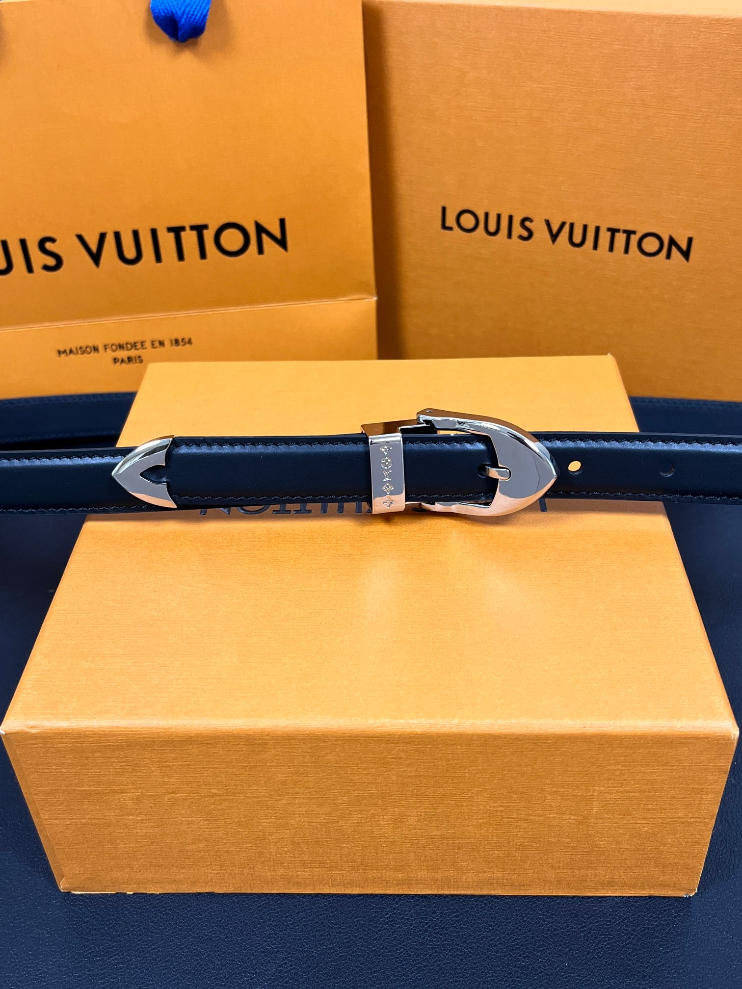 当季新款， 腰带拥有纤细皮革带，为考究针式搭扣镂刻 5 Elements 标识。尖形末端廓形勾勒 Mon