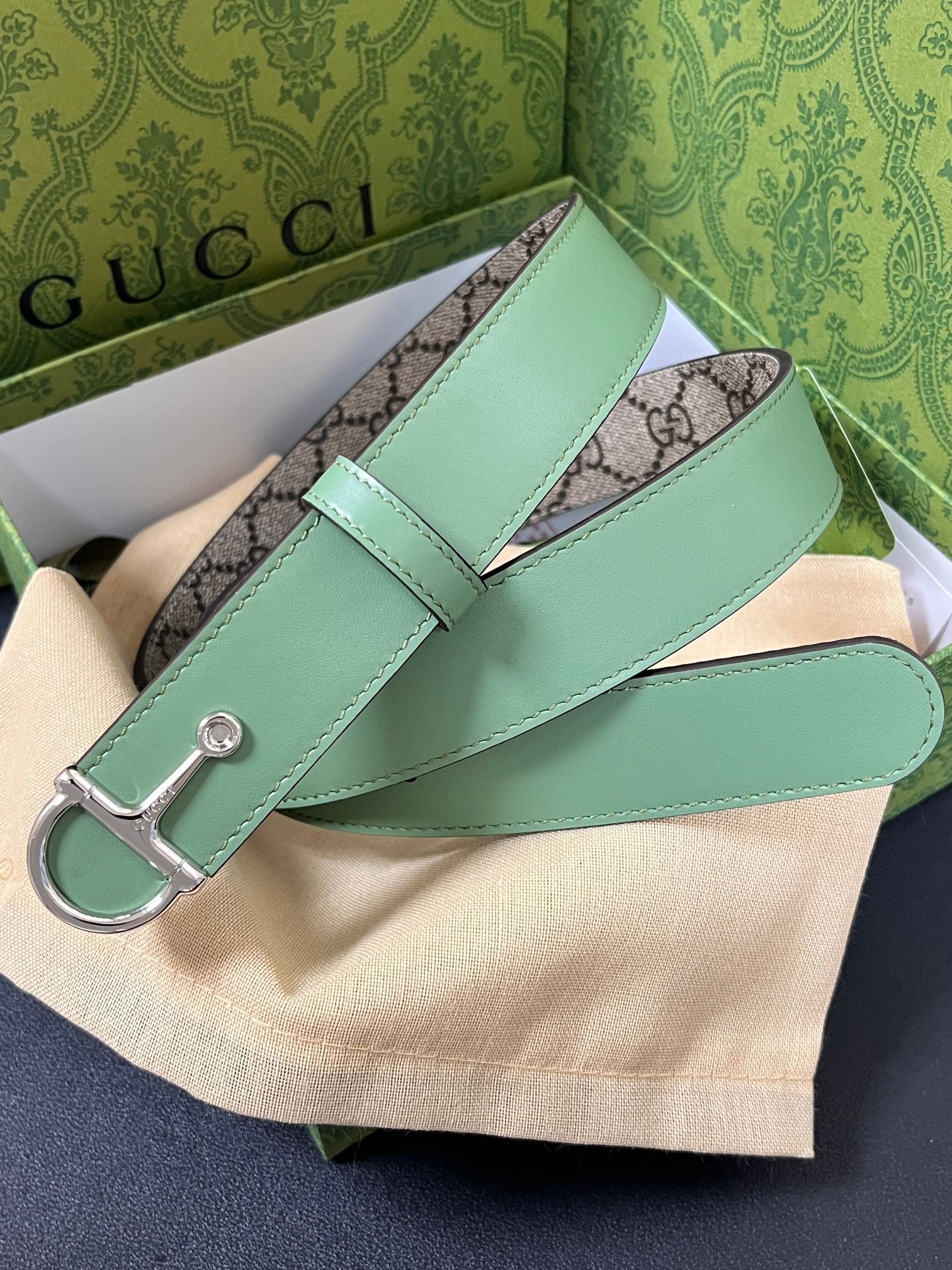 NO:882796,Original order, new season, 3.0 wide double-sided plain weave imported top layer, one side canvas print/one side grass green imported cowhide, with high-quality screw buckle 3.0 wide plain grass green screw buckle, belt, cowhide19860909原单当季新款,3.0宽双面平纹进口头层,一面帆布印花/一面草绿色进口牛皮,搭配精品螺丝挂扣 3.0宽平纹草绿色螺丝挂扣,皮带,cowhide,Belt
