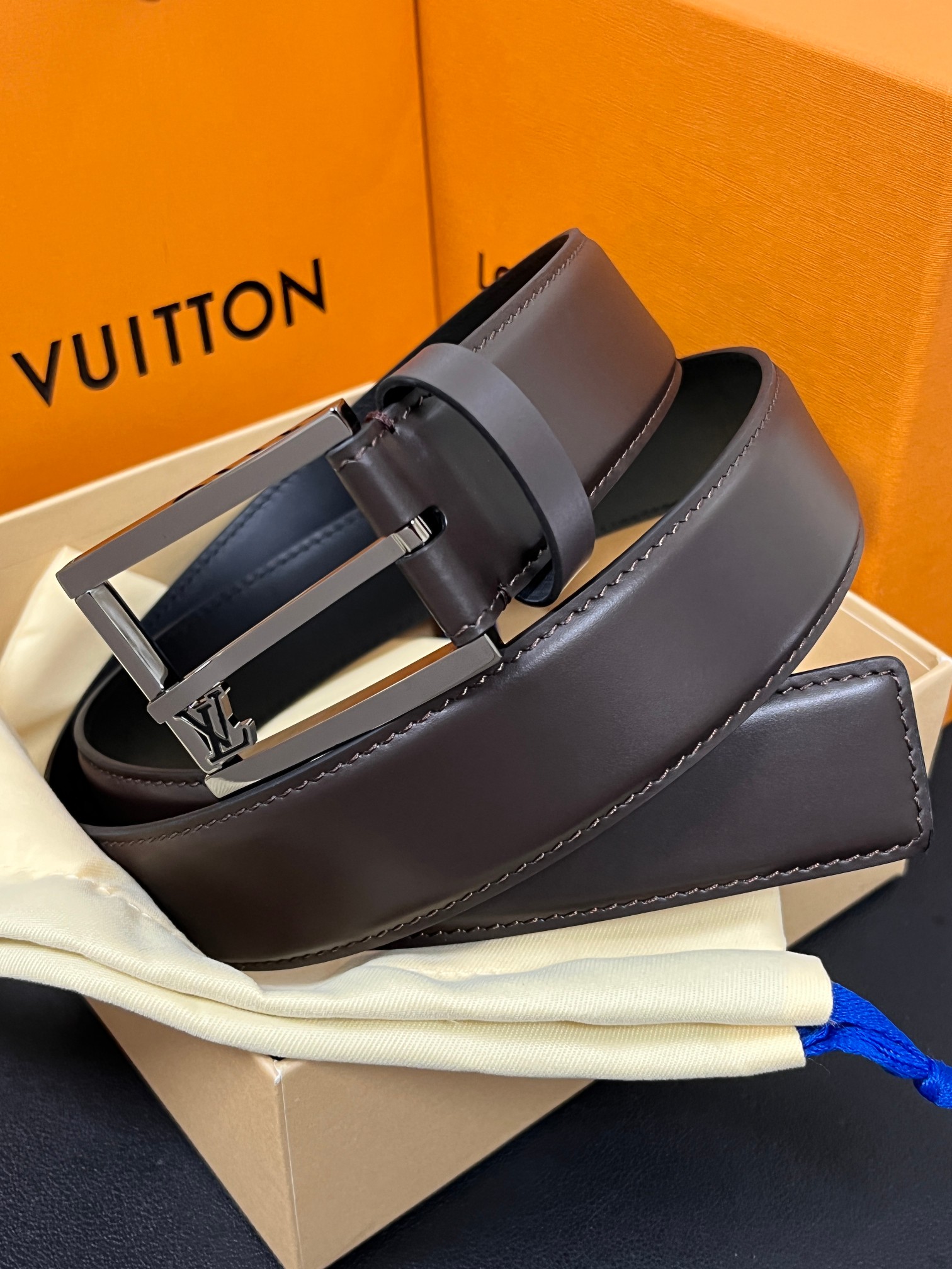 NO:763940,3.5 width new season, double-sided imported calfskin, one side brown calfskin, with high-quality steel original quality, pipe network version. 3.5 pin buckle. Plain weave., belt, cowhide198609093.5宽当季新款,双面进口小牛皮,一面咖色小牛皮荔,搭配精品钢原单质量,管网对版.3.5针扣.平纹.,皮带,cowhide,Belt