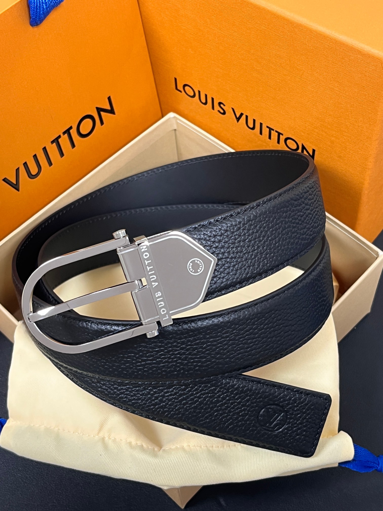 NO:763936,This Corner Pin Trunk 35mm reversible belt has a simple silhouette that reflects Louis Vuitton's heritage of exquisite craftsmanship. Both sides are made of smooth leather with a square buckle and metal decorative details designed to imitate the brand's iconic. Suitable for daily or formal occasions. 3.5 width, belt, louis vuitton19860909本款Corner Pin Trunk35毫米双面腰带呈现简约廓形,尽显路易威登精湛匠艺传承.双面均采用光滑皮革制成,搭配方形搭扣,金属装饰细节旨在仿拟品牌标志性.日常或正式场合皆宜.3.5宽,皮带,louis vuitton,Belt