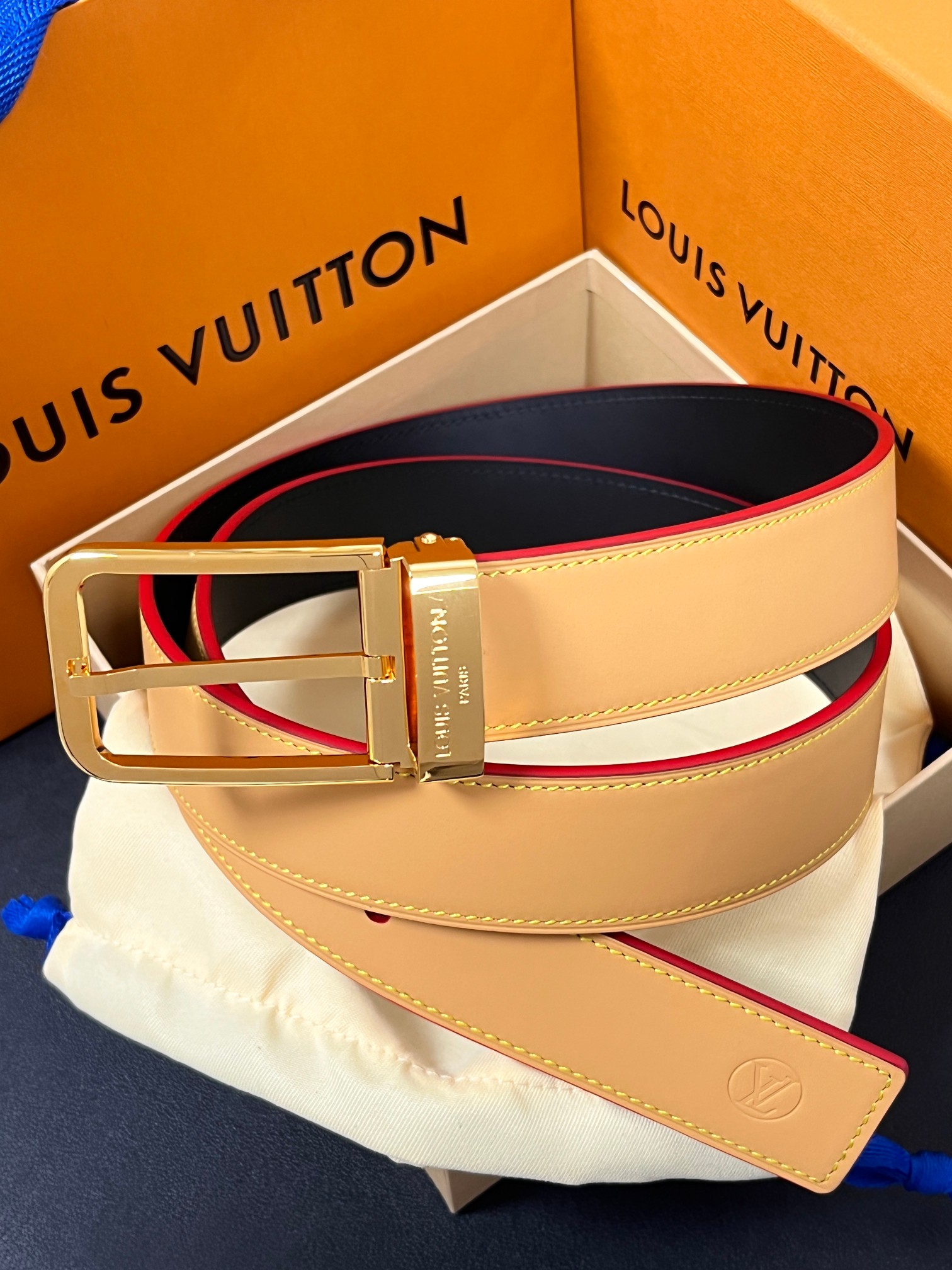 NO:763939,New for the season, the Corner Pin Trunk 35mm double-sided belt presents a simple silhouette, fully demonstrating Louis Vuitton's exquisite craftsmanship heritage. Both sides are made of smooth leather, with a square buckle, and metal decorative details are designed to imitate the brand logo. Suitable for daily or formal occasions. 3.5 width, belt, louis vuitton19860909当季新款,款Corner Pin Trunk35毫米双面腰带呈现简约廓形,尽显路易威登精湛匠艺传承.双面均采用光滑皮革制成,搭配方形搭扣,金属装饰细节旨在仿拟品牌标志.日常或正式场合皆宜.3.5宽,皮带,louis vuitton,Belt