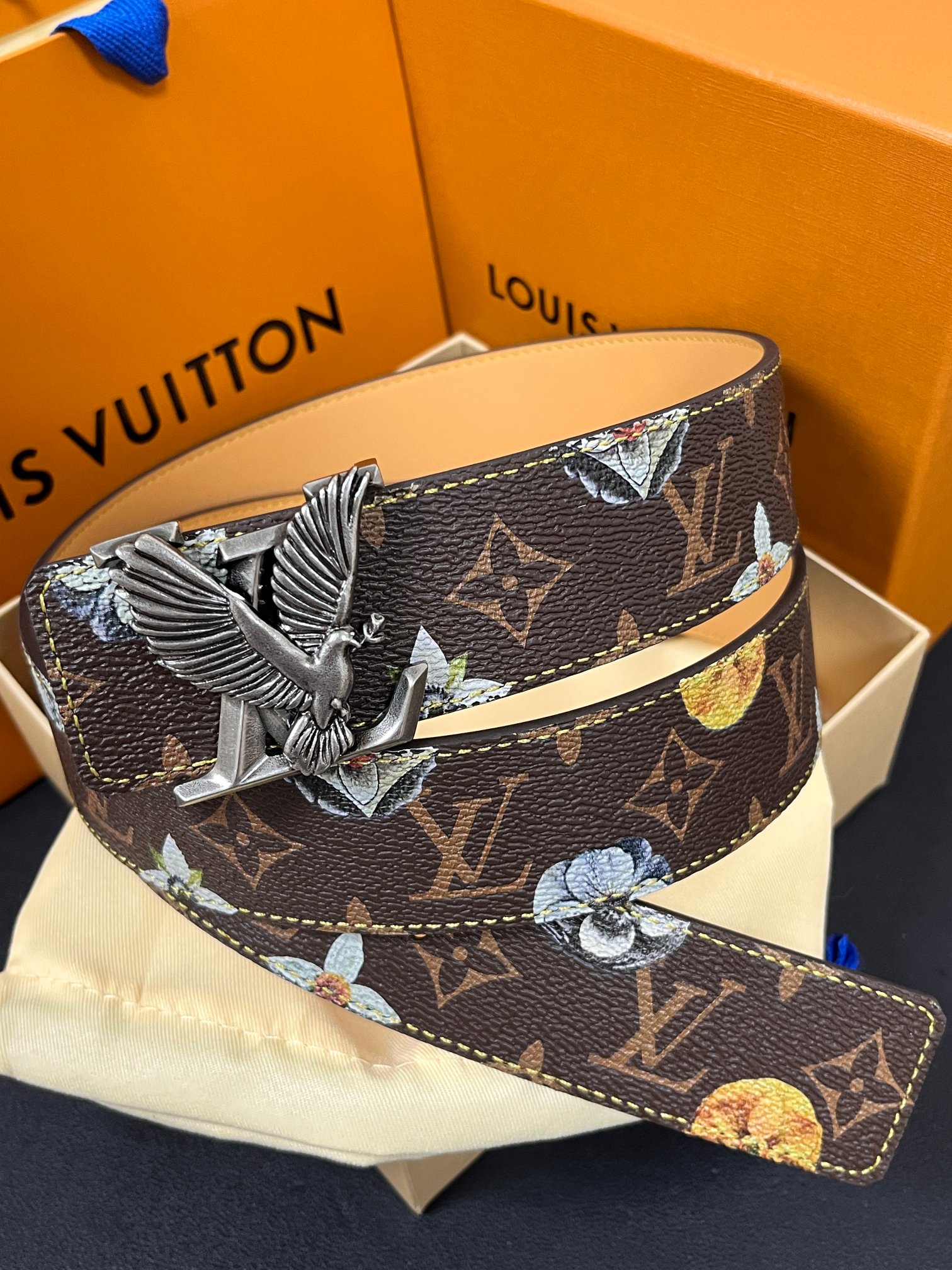 当季新款，LV Initiales Monogram Flower系列40毫米可翻转腰带重新诠释了经典的