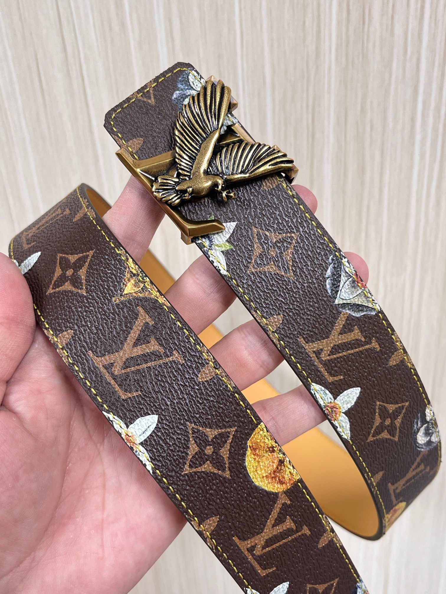 当季新款，LV Initiales Monogram Flower系列40毫米可翻转腰带重新诠释了经典的