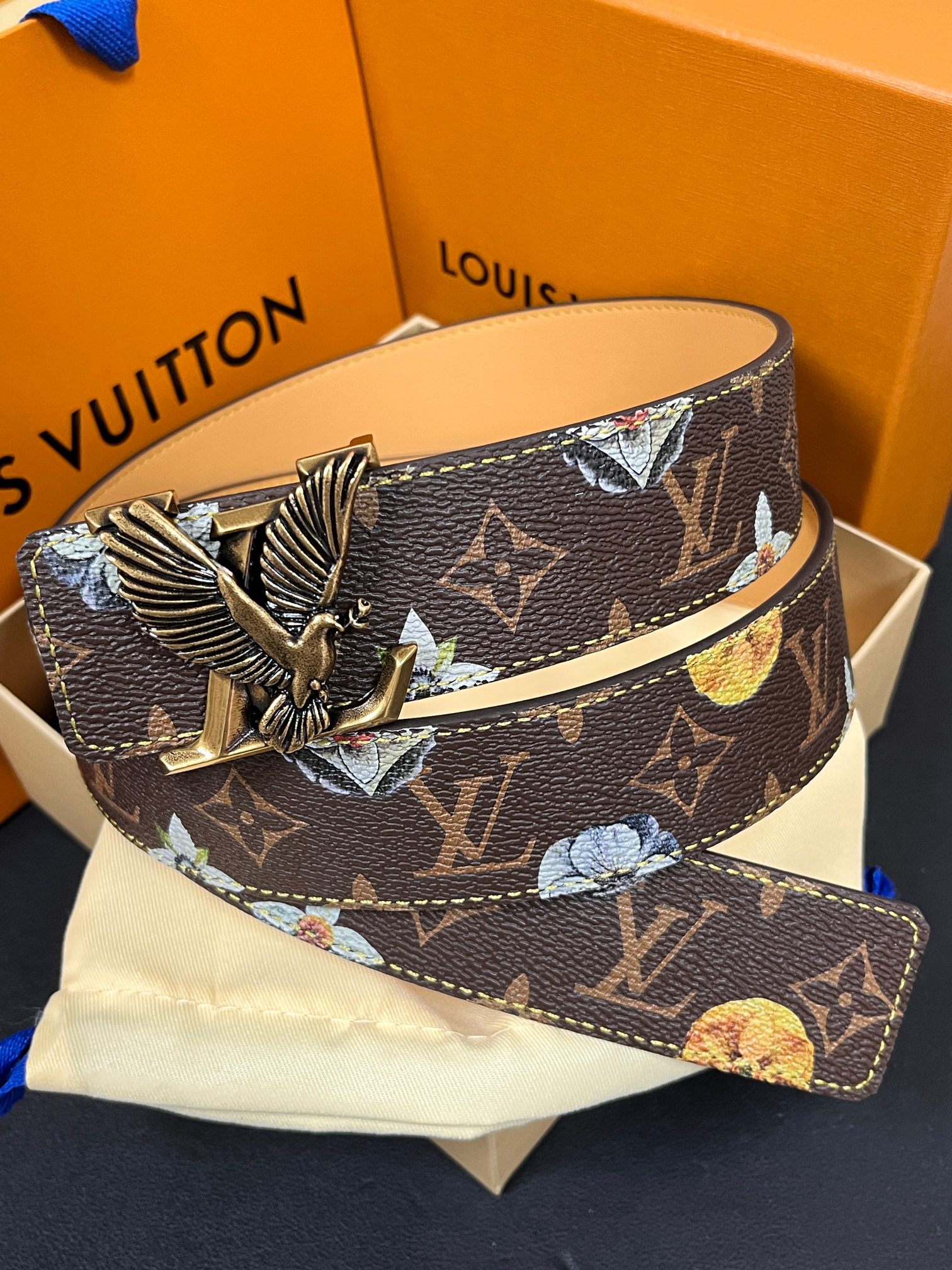 当季新款，LV Initiales Monogram Flower系列40毫米可翻转腰带重新诠释了经典的