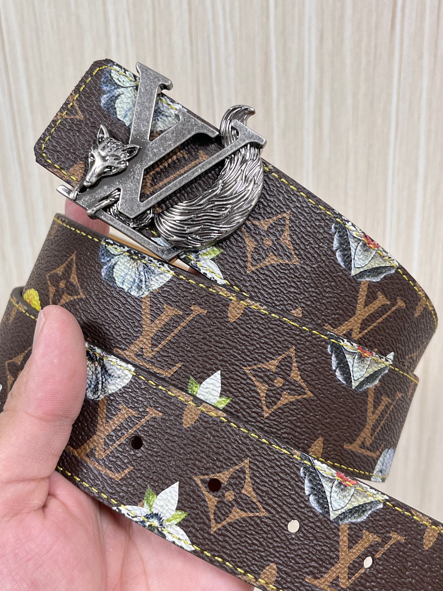 当季新款，LV Initiales Monogram Flower系列40毫米可翻转腰带重新诠释了经典的