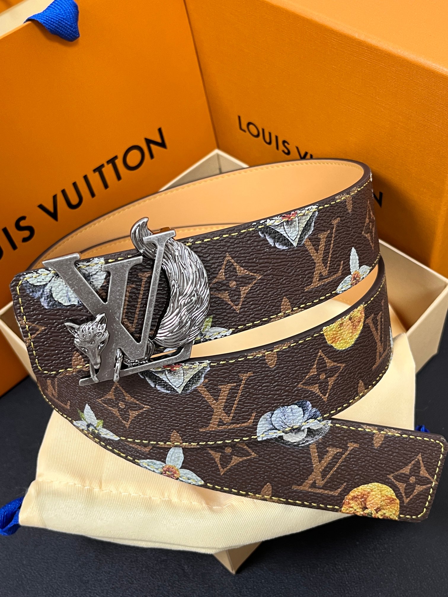 当季新款，LV Initiales Monogram Flower系列40毫米可翻转腰带重新诠释了经典的